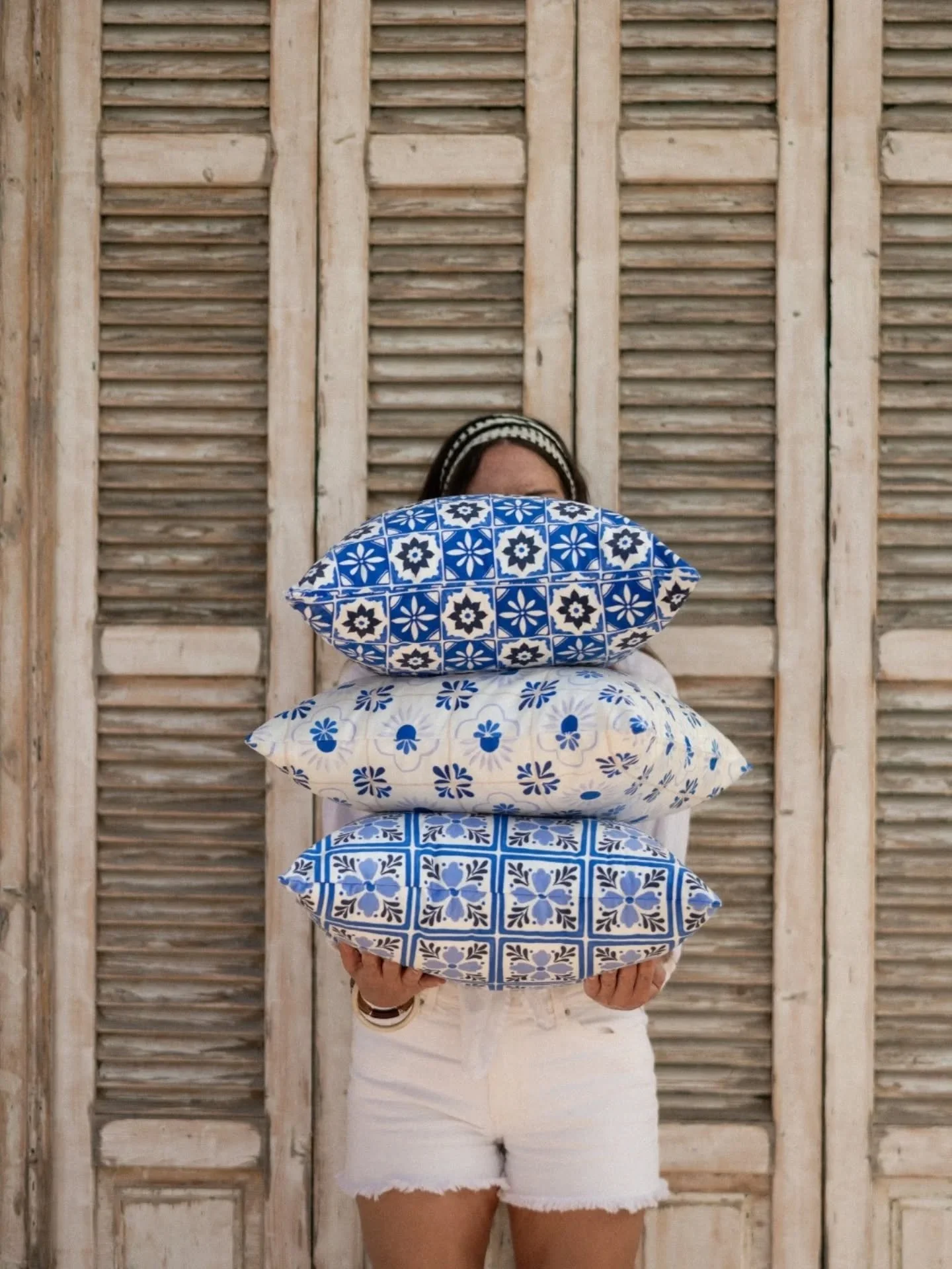 AZULEJO VIBE

This week I am working on fall designs, meanwhile my Portuguese summer textile collection "Azulejo Vibe" has launched with @textilwerkcom 💙

For this collection I painted many blue watercolor motifs, such as fish, birds, tile