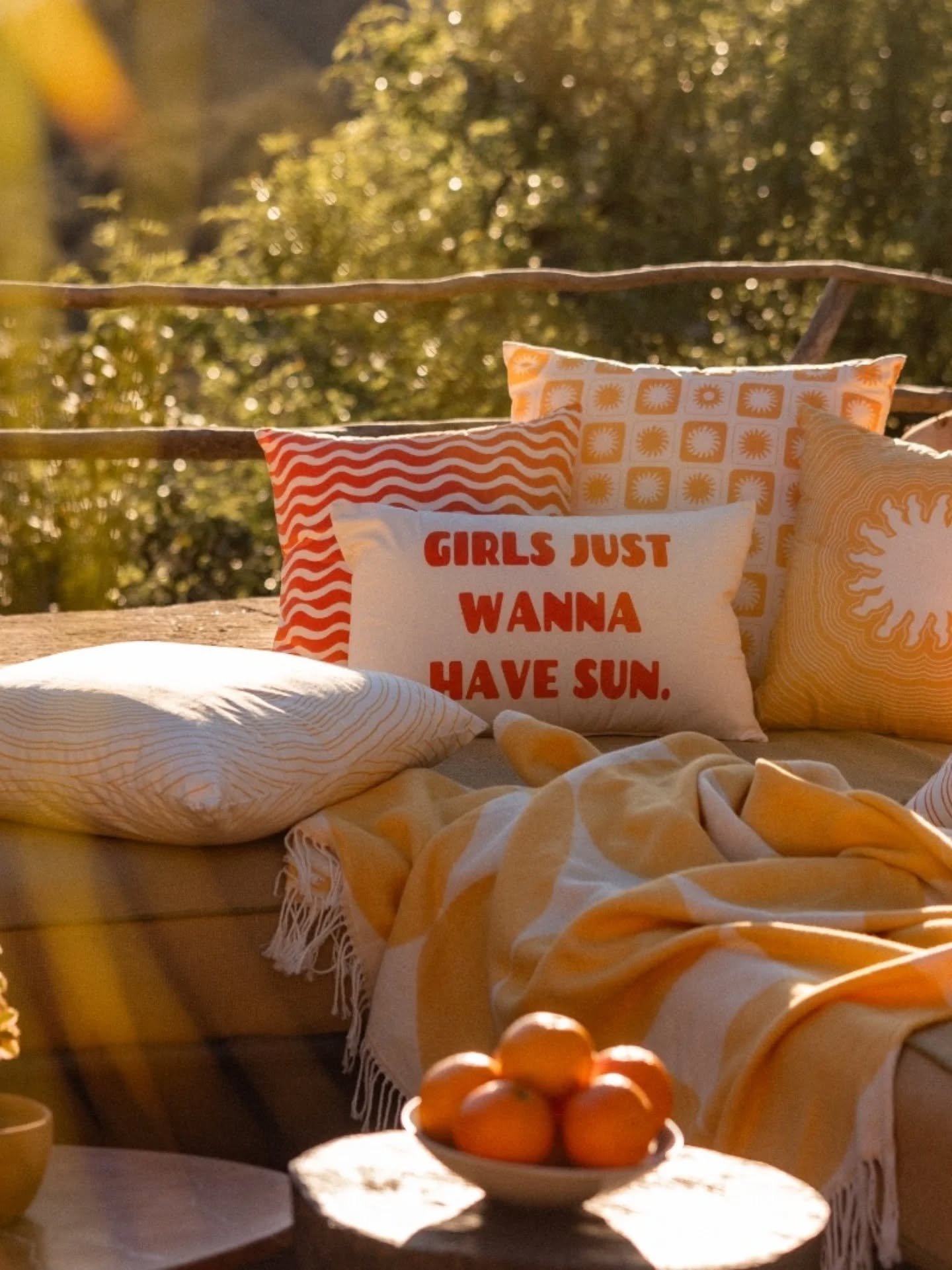 SOFT OCEAN VIBE

This new summer collection with @textilwerk is inspired by my endless love for the sun and sea. Graphic suns, sun rays, wavy lines, patterns and textures, combined in a fresh palette of yellow, orange, light and dark blue tones... Gi