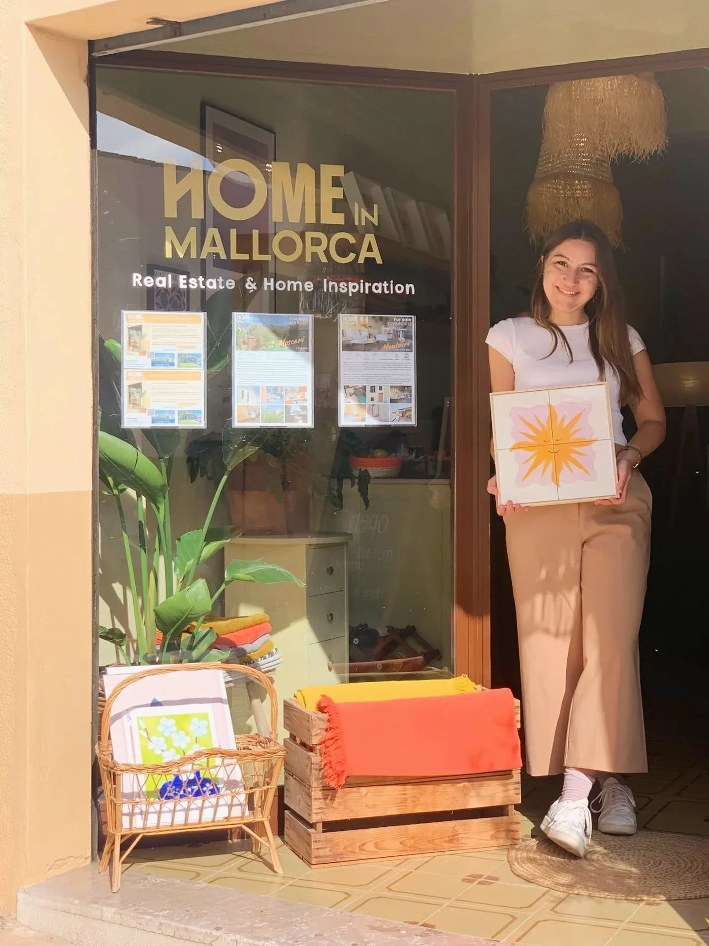 Carina &amp; I had a very nice Kick-Off Meeting in her concept store @home_inmallorca some weeks ago. From now on you can buy my tile art and some artprints and postcards there in Moscari 🍋

#tileart #mallorcaart #tilepainting #baldosas #interiordes
