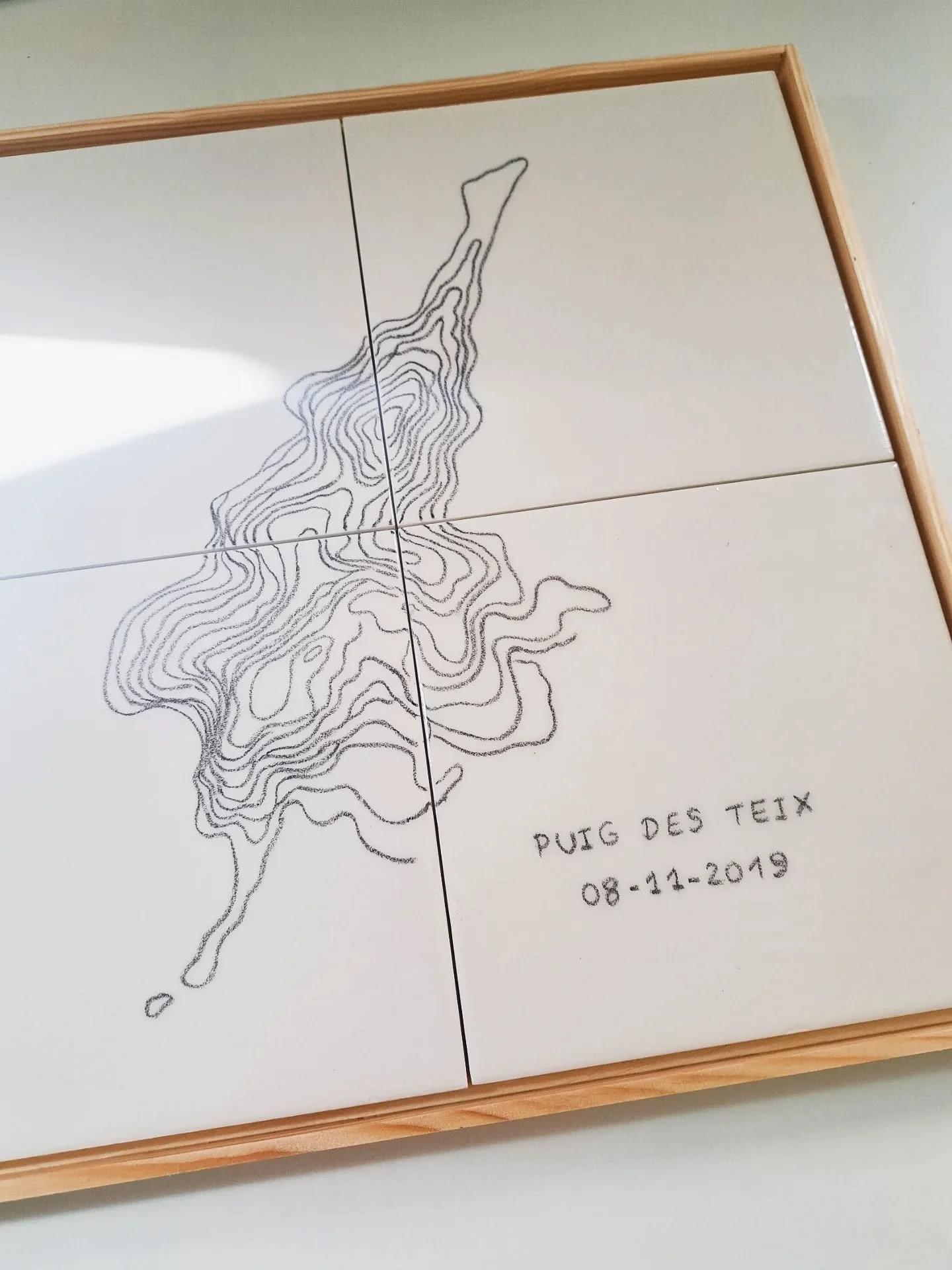 Finally I can share this beautiful project with you. This spring I had a wonderful comissioned tile painting as a gift for a couple's wedding. The two met each other on a mountain in Mallorca which is why I painted the shape and height lines of it on