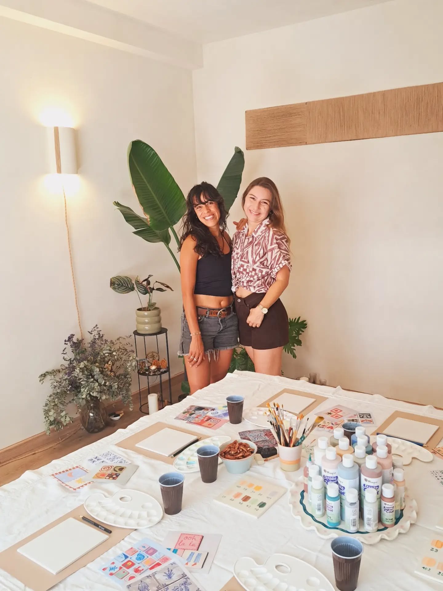 Un vistazo al taller de cer&aacute;mica en Leve Pausa. Pasamos una maravillosa ma&ntilde;ana de domingo pintando azulejos con motivos veraniegos. Estoy muy orgullosa de mis alumnas -crearon piezas realmente incre&iacute;bles. 🌞

Hace muchos a&ntilde