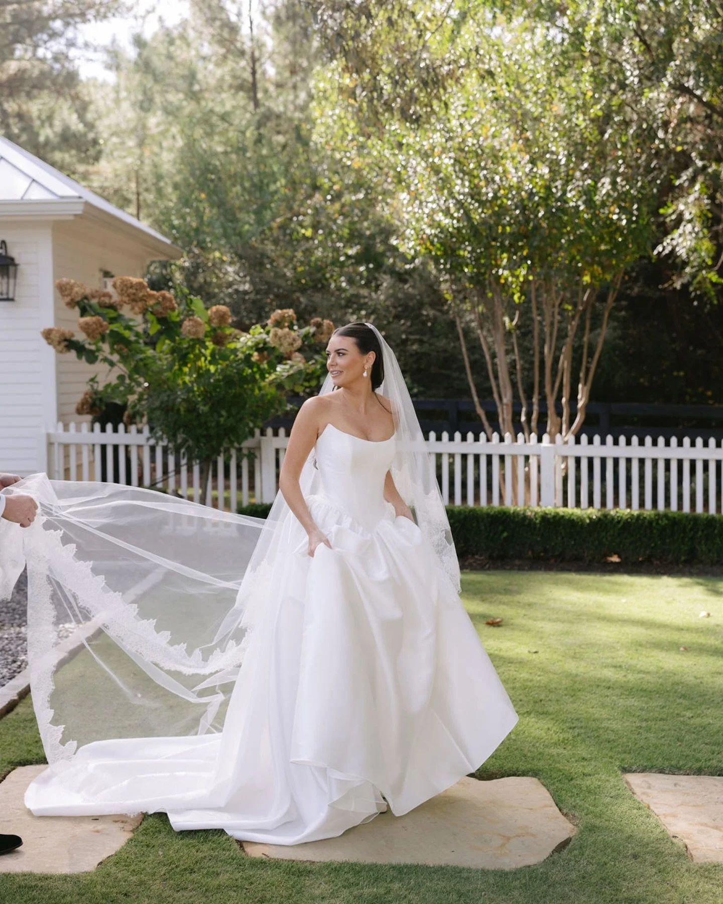 Timeless moments and pretty greens to fill the wedding gallery 🦢

SS for @addieeanes