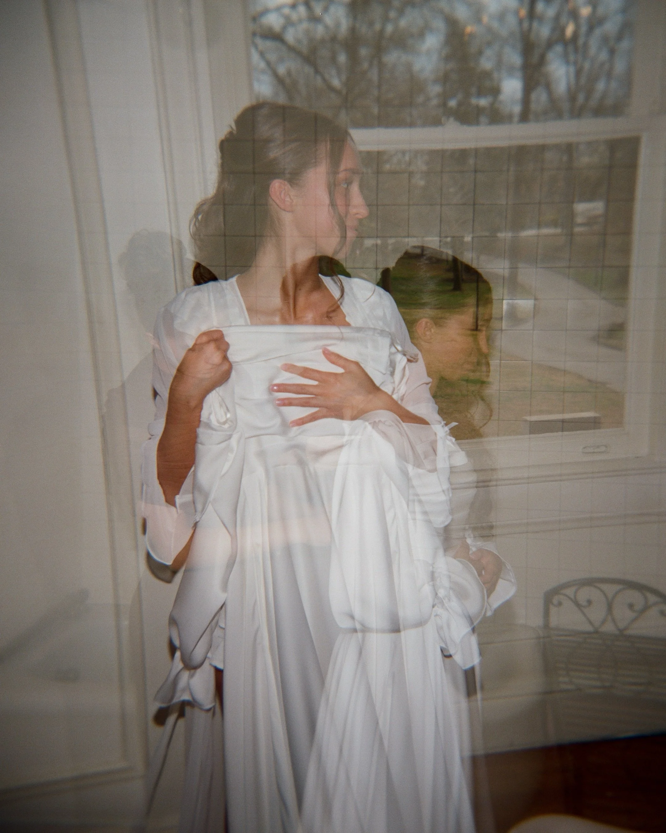 Little details that fill a wedding gallery with character 🦢💌
Shot on digital and 120 format 

SS for @katehensphillips