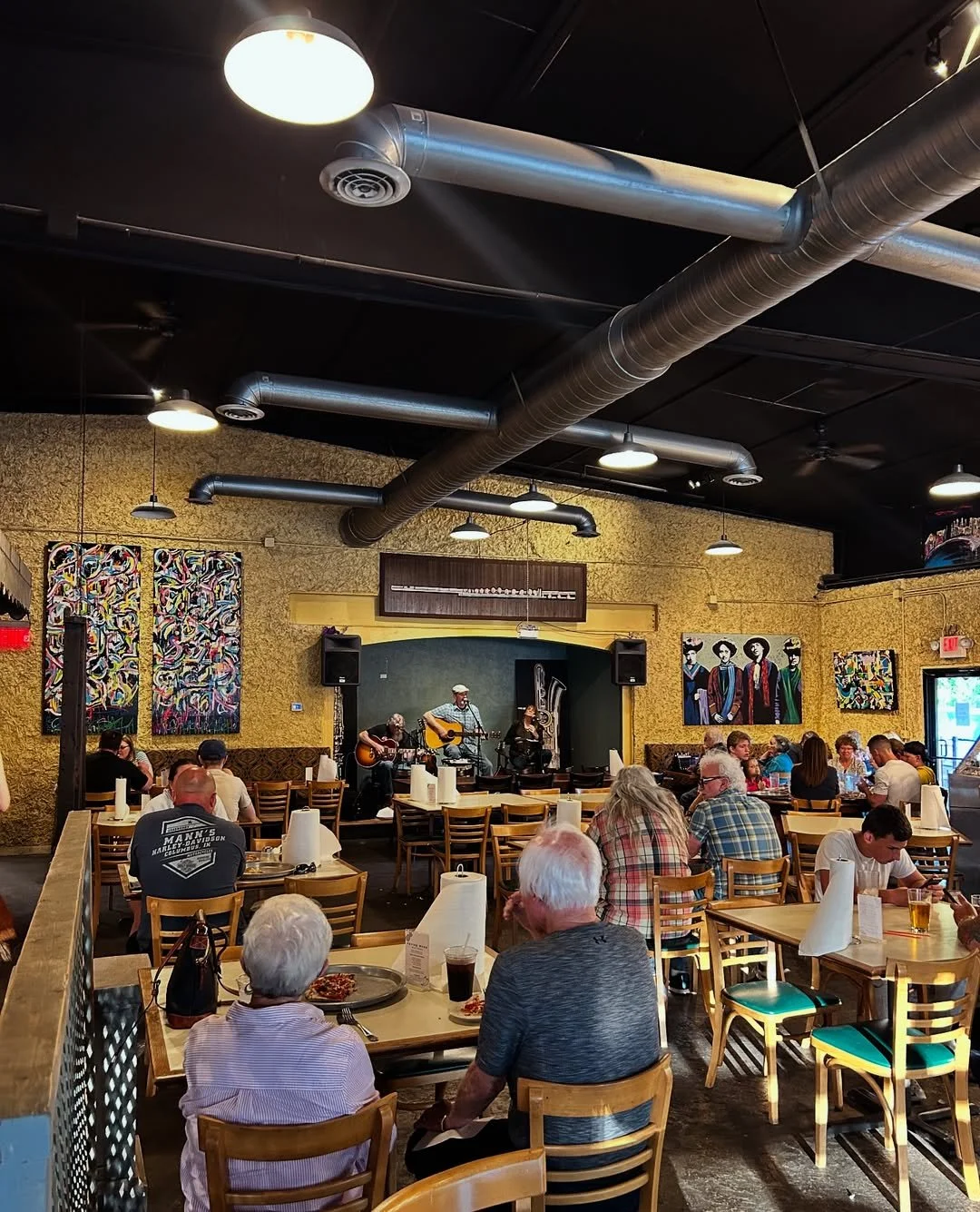 Love live music? Check The Willard or Richard&rsquo;s Brick Oven Pizza for tunes &amp; good eats in Franklin!
#thingstodo #yum #nightlife #Greenwood