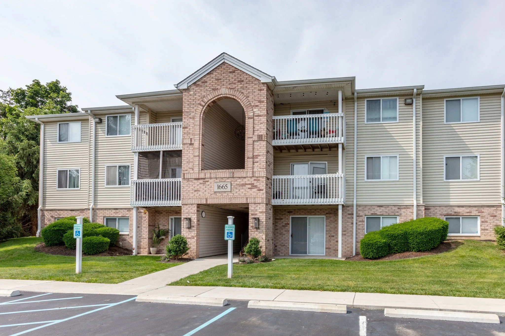 Sunsets on the Honey Creek balcony are hard to beat. Where&rsquo;s your happy place at home?
#livewhereyoulove #apartmentlocator #HoneyCreek