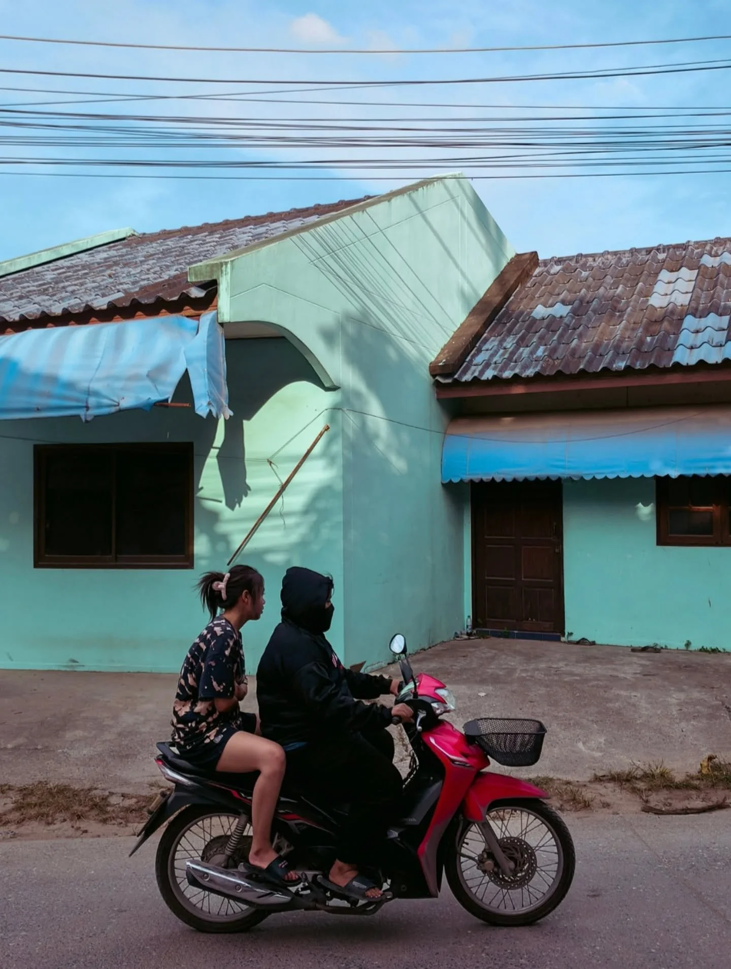 Zooming in.

Acknowledging the bigger picture, but appreciating zooming in to celebrate the small details. They are everywhere and often dismissed. It's the little details in life that make the overall impression. Not just the idea of something. Bein