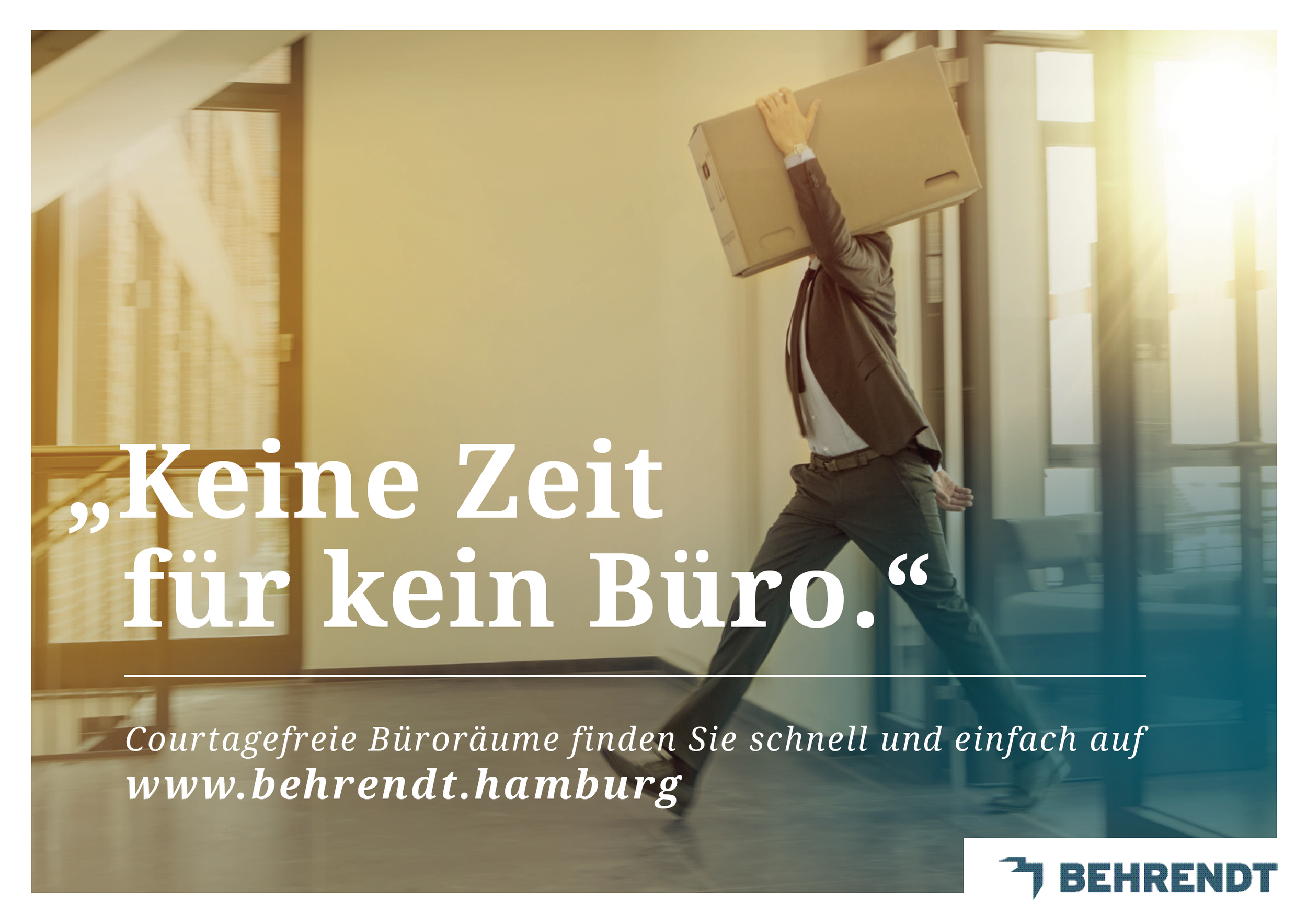 Ein Mann in Anzug trägt einen Karton in einem modernen Bürogebäude, die Sonne scheint durch große Fenster.