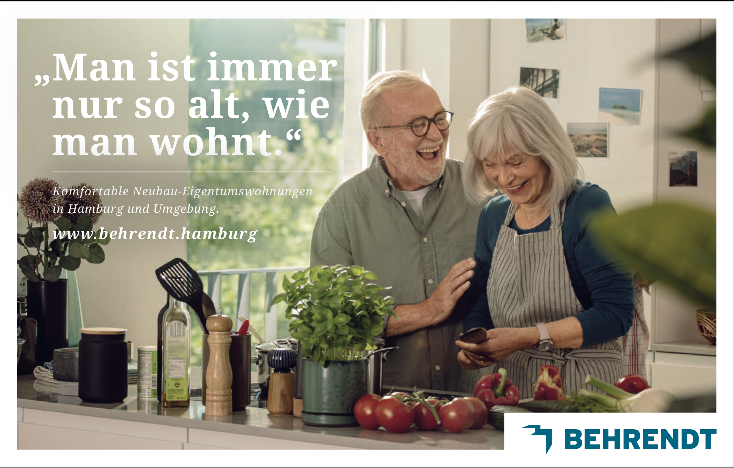 Ein älteres Paar lacht in einer modernen, sonnendurchfluteten Küche beim Zubereiten von Lebensmitteln, umgeben von frischem Gemüse und Küchenutensilien. Die Wand im Hintergrund ist mit Fotos und Kunstwerken dekoriert. Das Bild enthält den Slogan ‚Man
