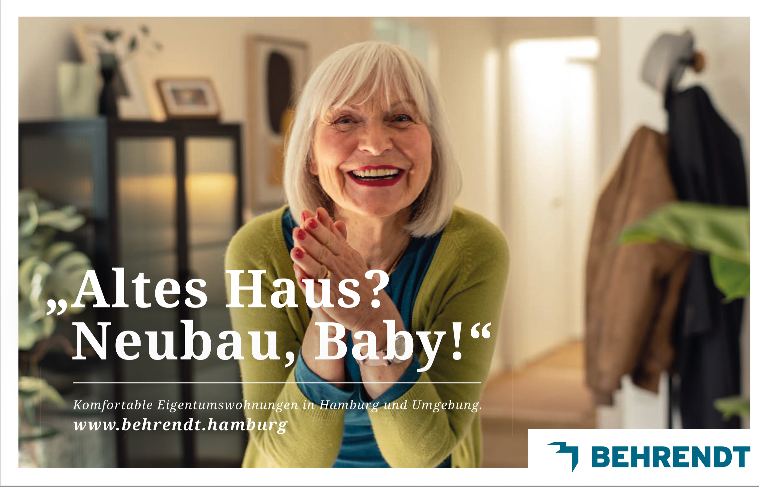 Eine lachende ältere Frau mit kurzen grauen Haaren, die im Wohnzimmer sitzt. Text über dem Bild: „Altes Haus? Neubau, Baby!“ und Weitere Informationen zu Eigentumswohnungen in Hamburg. Das Behrendt-Logo ist im unteren rechten Eck.