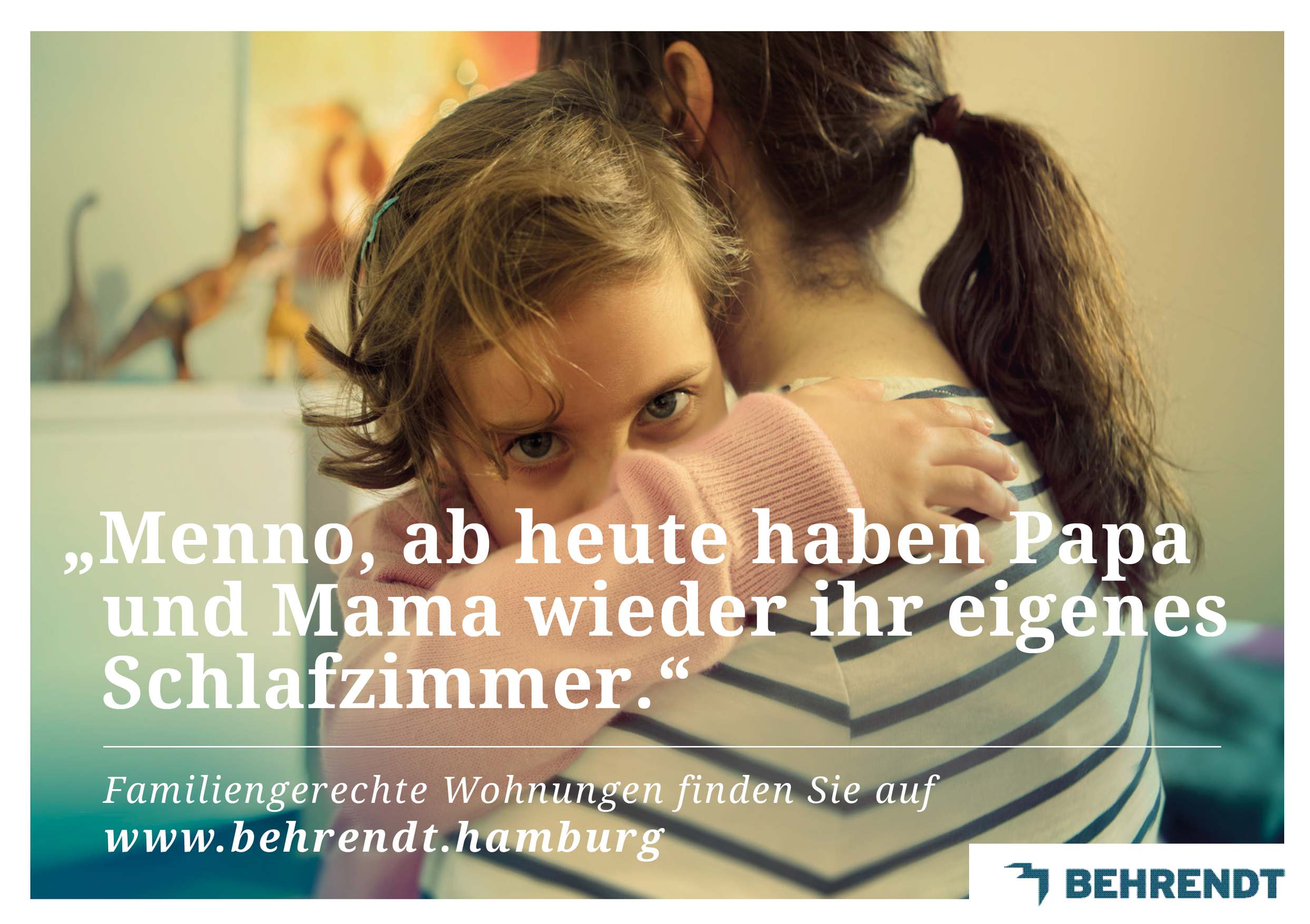 Ein Kind umarmt eine Frau, vermutlich Mutter oder Elternteil, in einem Raum. Im Hintergrund sind Spielzeugtiere zu sehen. Der Text auf dem Bild bewirbt familiengerechte Wohnungen in Hamburg.