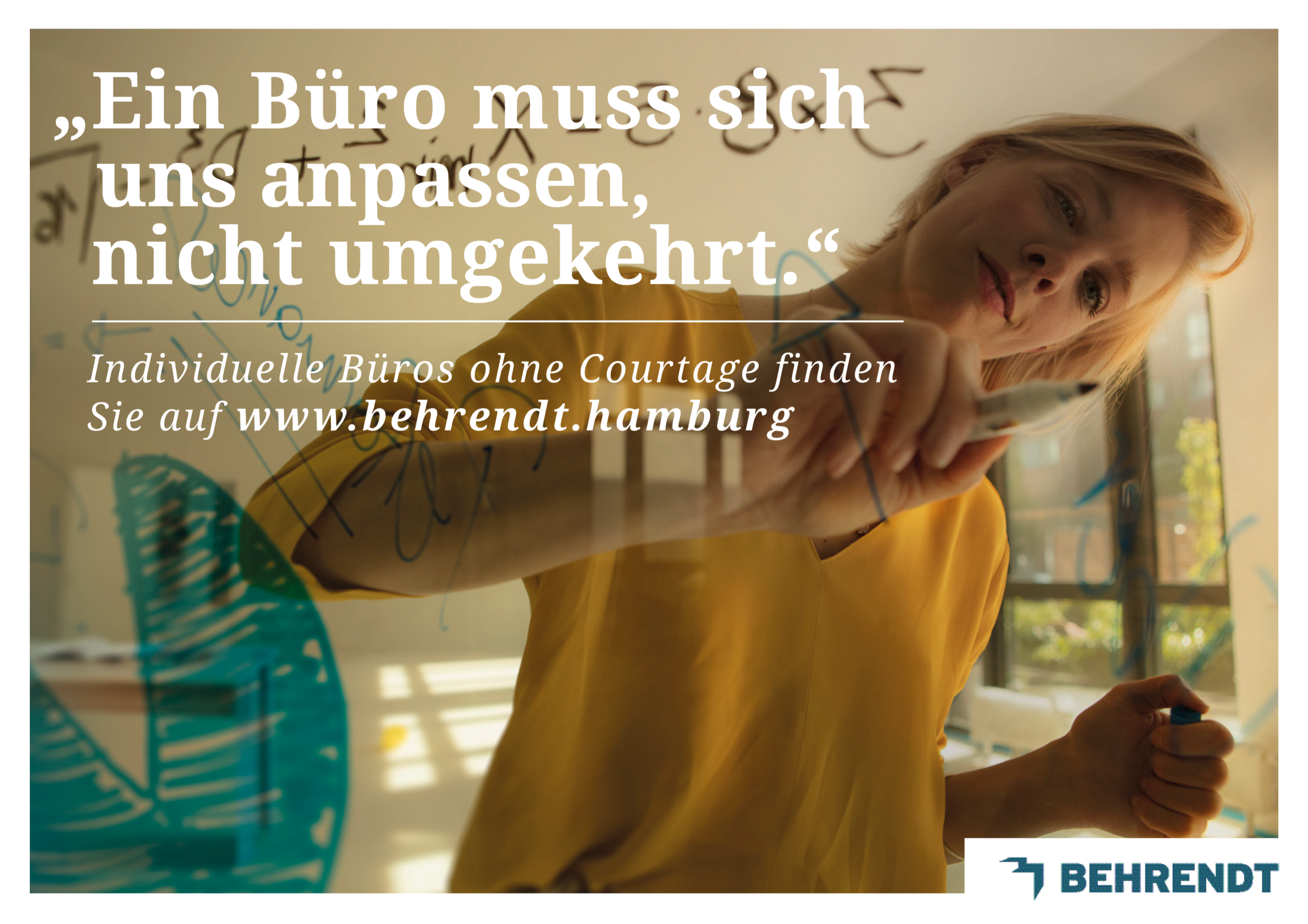 Frau schreibt auf eine Glasscheibe, im Hintergrund Fenster und helles Licht, Corporate Design für Behrendt Hamburg, Werbung für individuell angepasste Büros.
