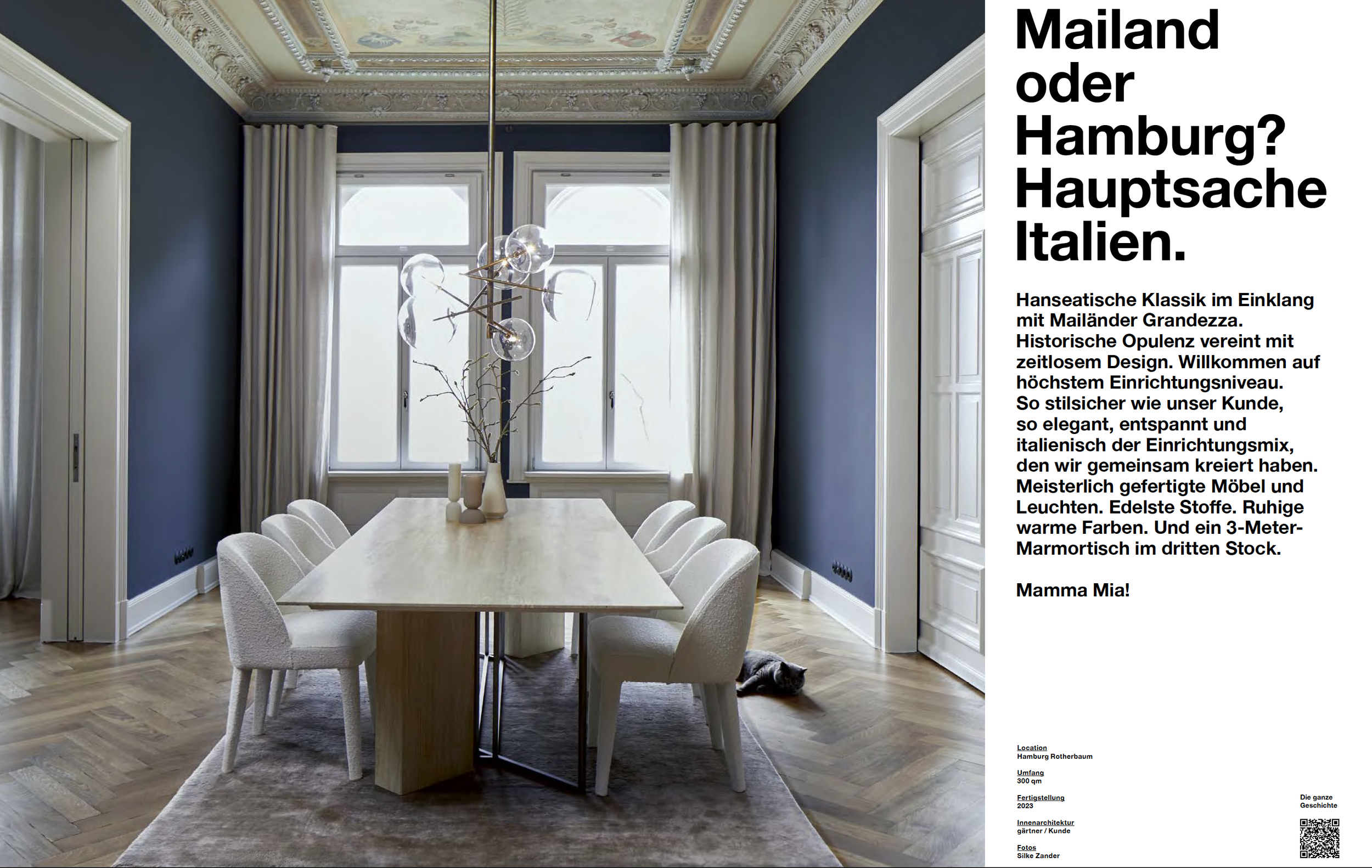 Ein eleganter, klassischer Esstisch in einem Raum mit blauen Wänden und großen Fenstern, dekoriert mit einer modernen Lampe und einer Vase mit Zweigen, im Hintergrund weiße Vorhänge und eine bemalte Decke.