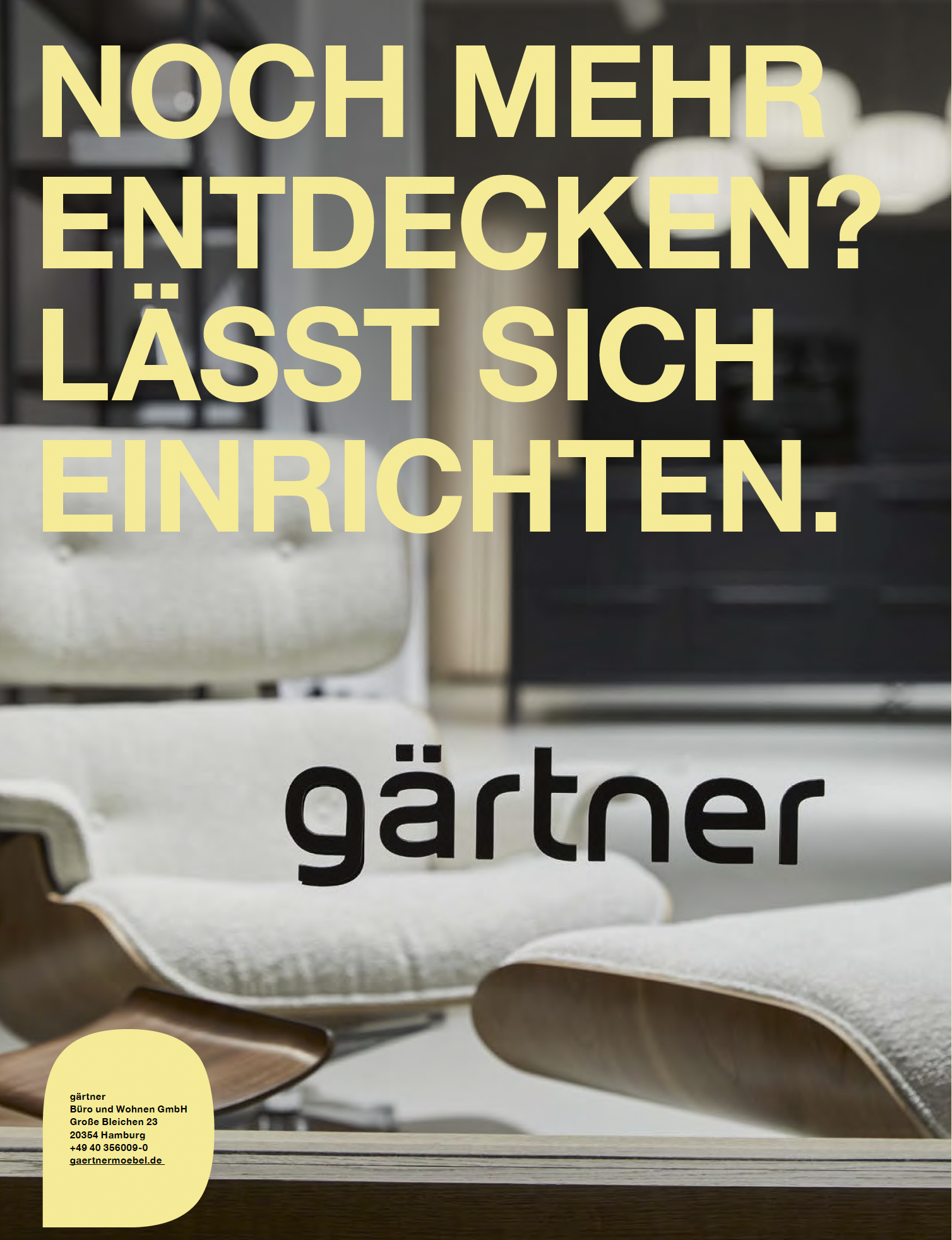 Magazinseite für Möbelgeschäft mit dem Text »Noch mehr entdecken? Lässt sich einrichten.«, im Hintergrund stilvolle Sofa- und Stühle in einem modernen Wohnzimmer