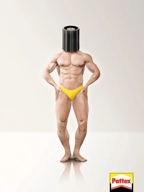 Person mit Muskulatur, trägt eine gelbe Badehose und hat einen Haarsprayflakon als Kopf, steht auf einem weißen Hintergrund.