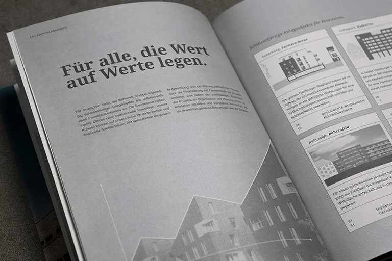 Offener Zeitschriftenartikel mit Titel 'Für alle, die Wert auf Werte legen' und englischem Text sowie Diagrammen und Bildern von Gebäuden auf der rechten Seite.