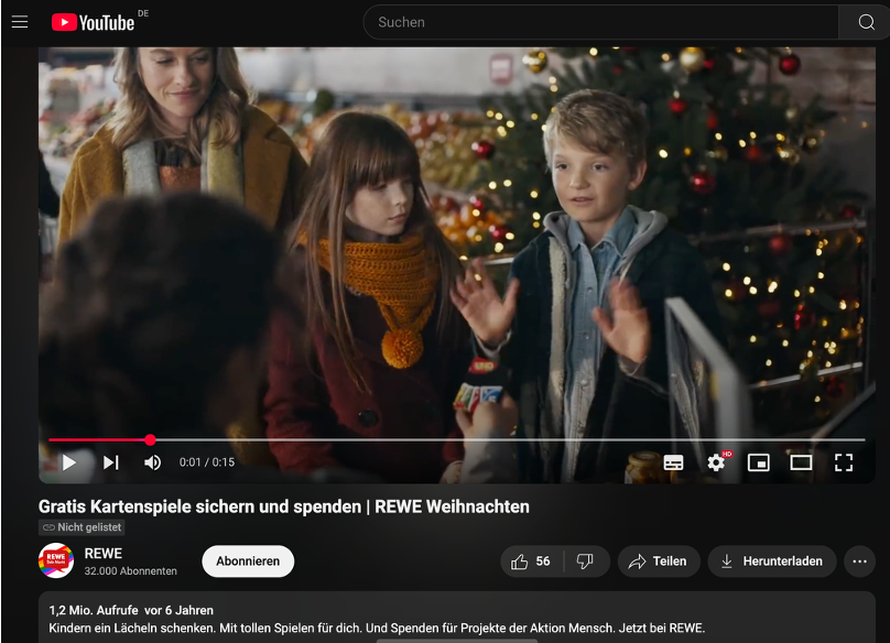 Eine Gruppe von Kindern und eine erwachsene Frau in einer festlich dekorierten Umgebung mit Weihnachtsbaum.