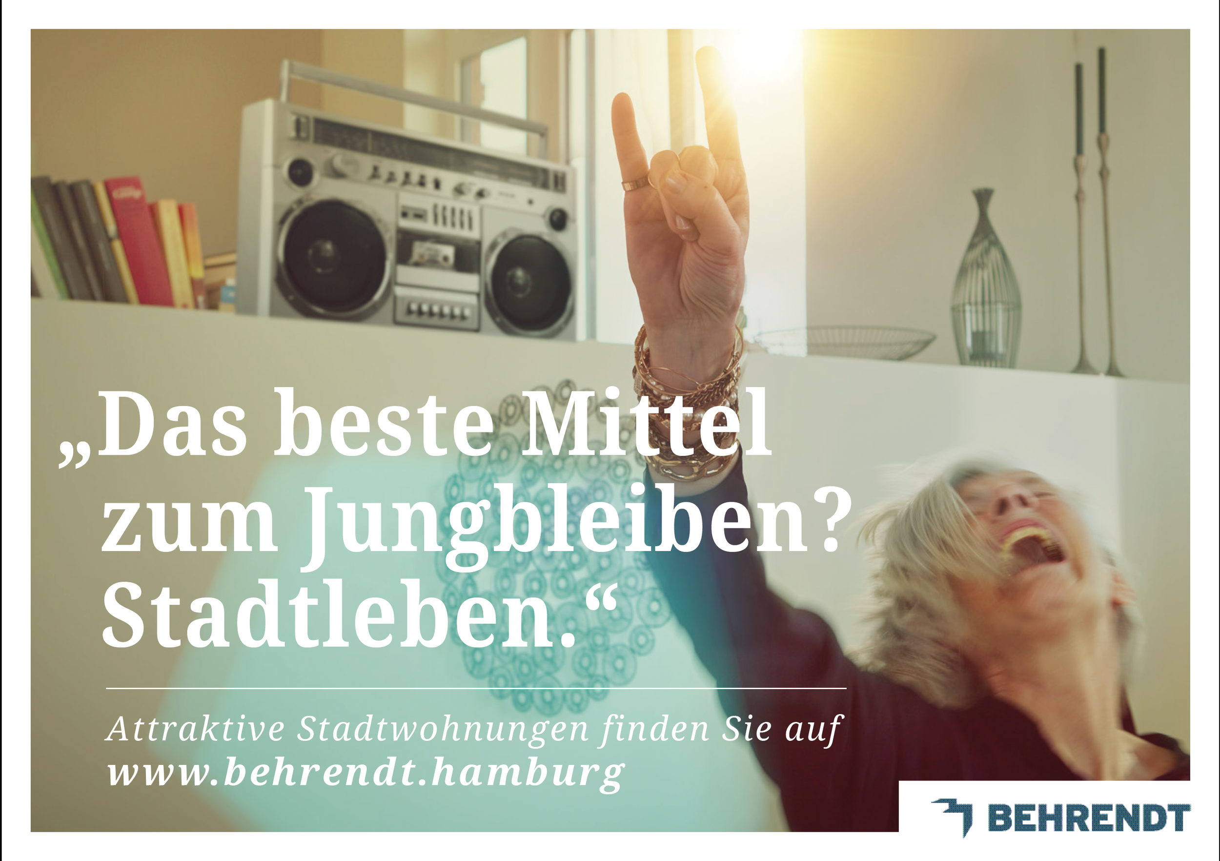 Eine lachende ältere Frau, die die Teufelskralle in einem modernen, hellen Wohnzimmer macht, mit einer silbernen Boombox und dekorativen Gegenständen im Hintergrund. Text im Bild bewirbt attraktive Stadtwohnungen in Hamburg.