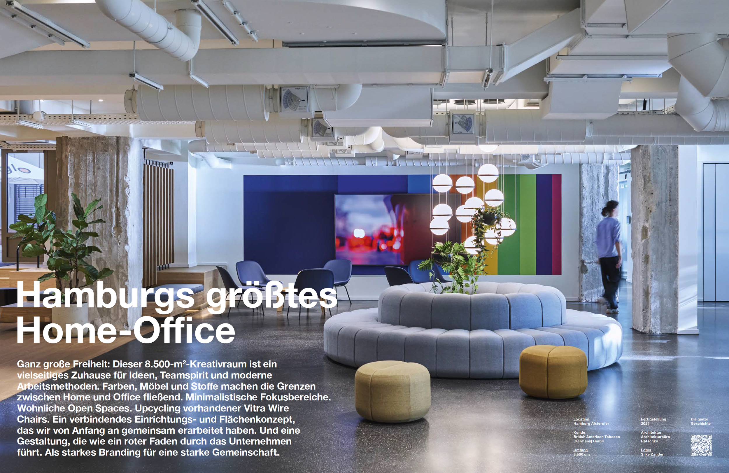 Moderner, offener Arbeitsraum mit Sitzgelegenheiten, Pflanzen, großem Bildschirm und farbigen Wandakzenten, inklusive Text auf Deutsch über ein Home-Office in Hamburg.