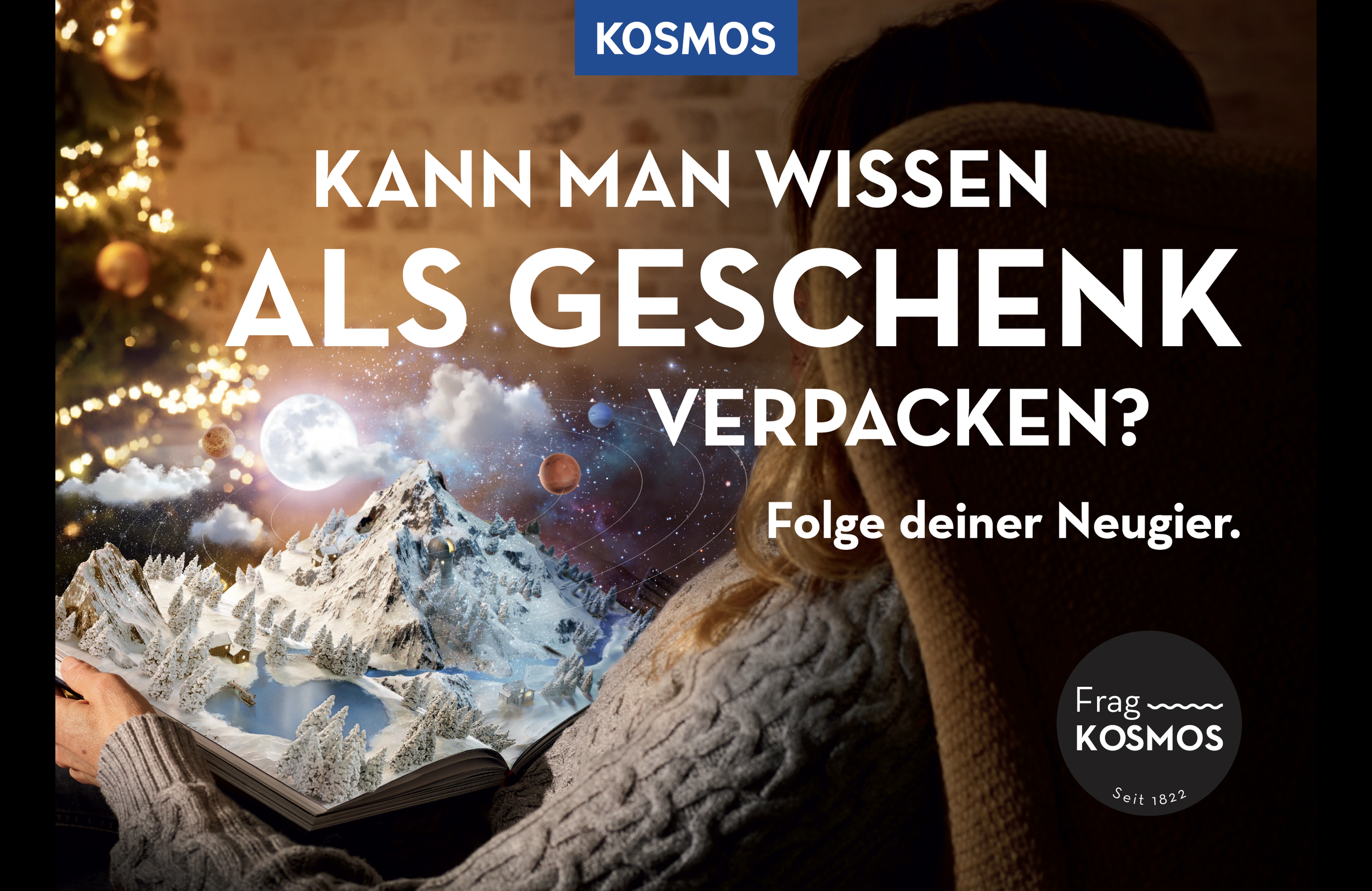 Eine Frau liest ein Buch mit einer winterlichen Landschaft mit Bergen, Schnee, Bäumen und Planeten im Hintergrund, im Vordergrund ein Weihnachtsbaum. Überlagert mit Text: 'KOSMOS, Kann man wissen als Geschenk verpacken? Folge deiner Neugier. Frag KOS