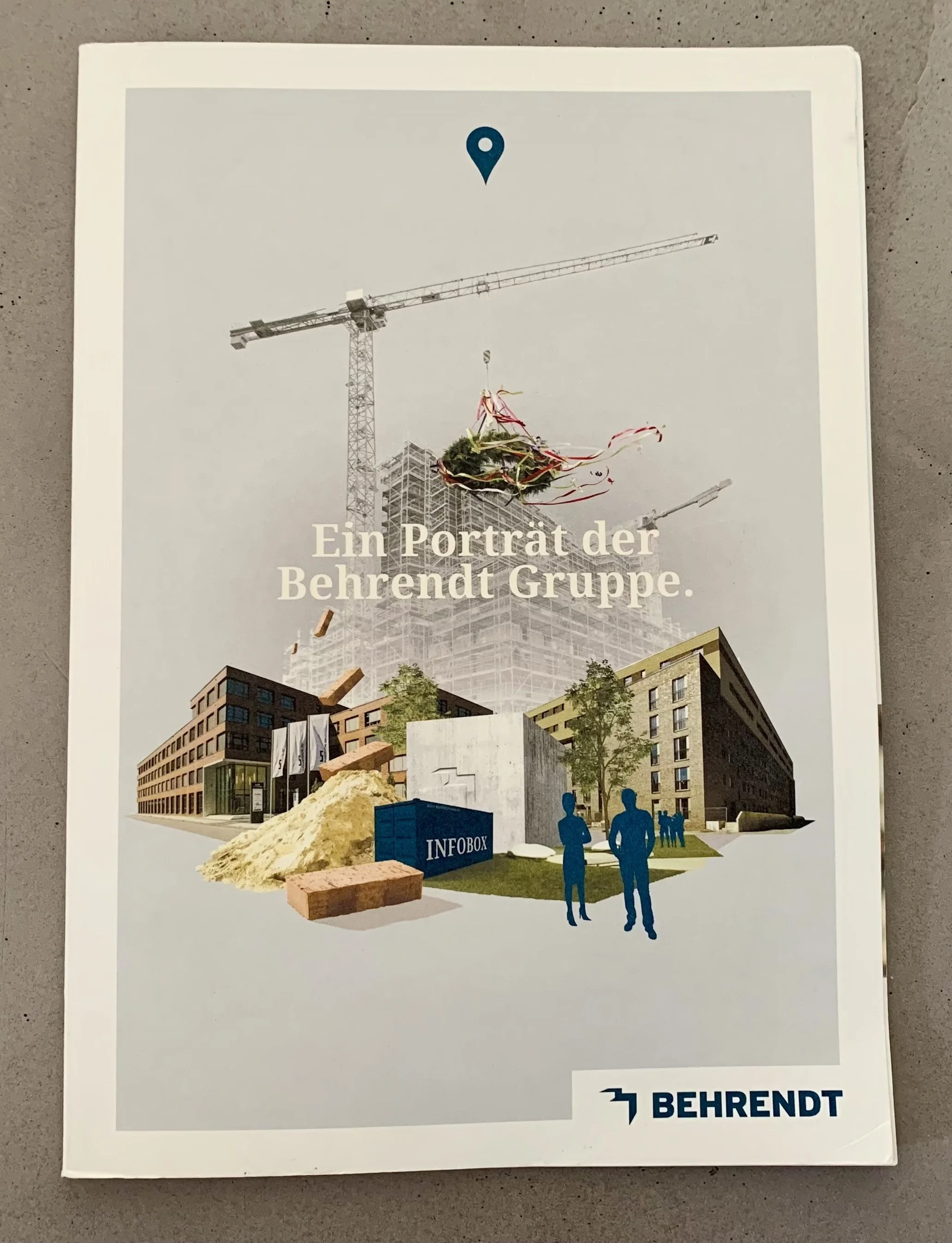 Cover eines Posters mit Bauarbeiten, Modellen und Figuren, Text 'Ein Porträt der Behrendt Gruppe', Behrendt Logo.
