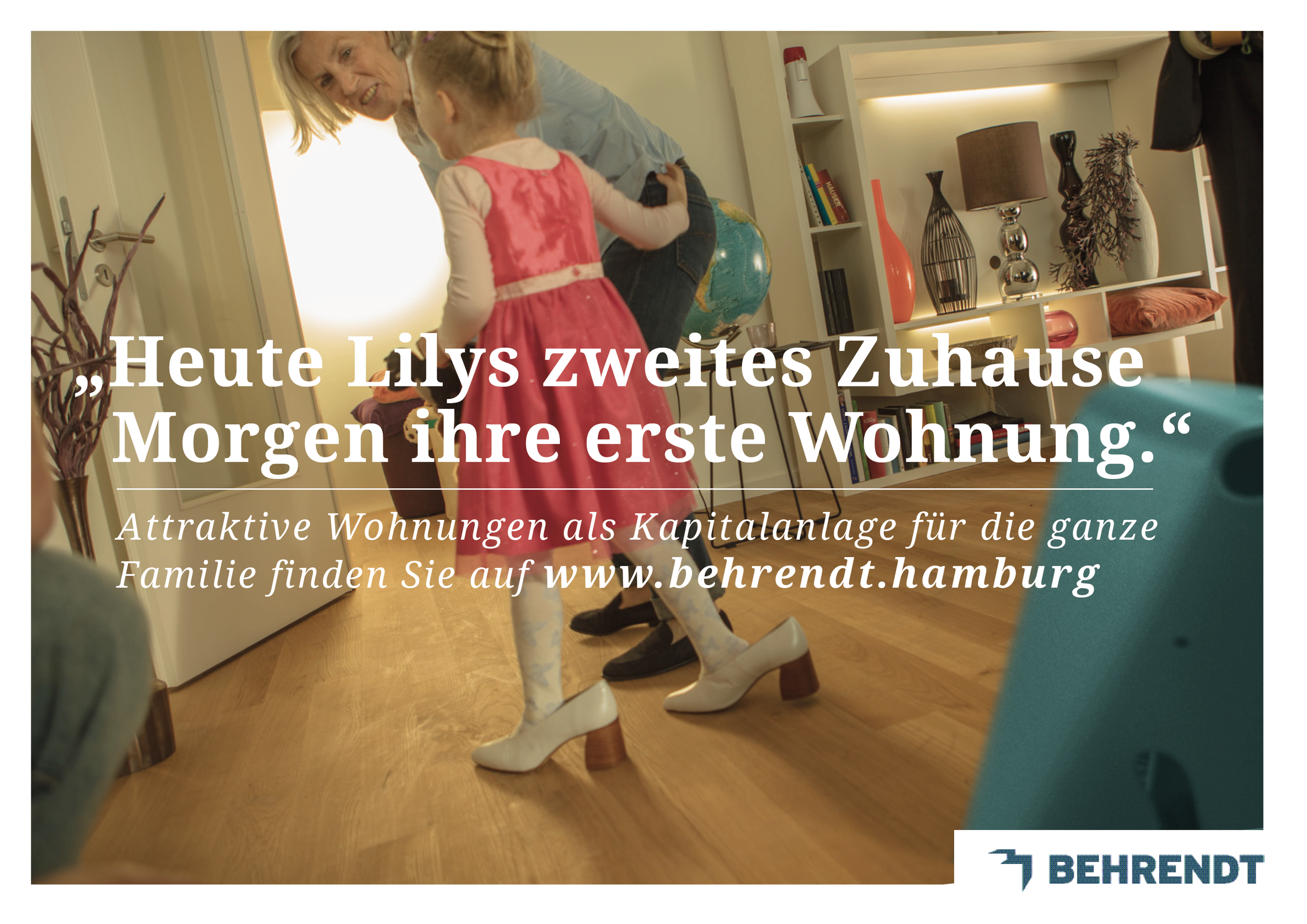 Familie im Wohnzimmer, Mutter hebt ihre Tochter hoch, die rote Kleider trägt, im Hintergrund eine Bücherwand und Dekorationsgegenstände.