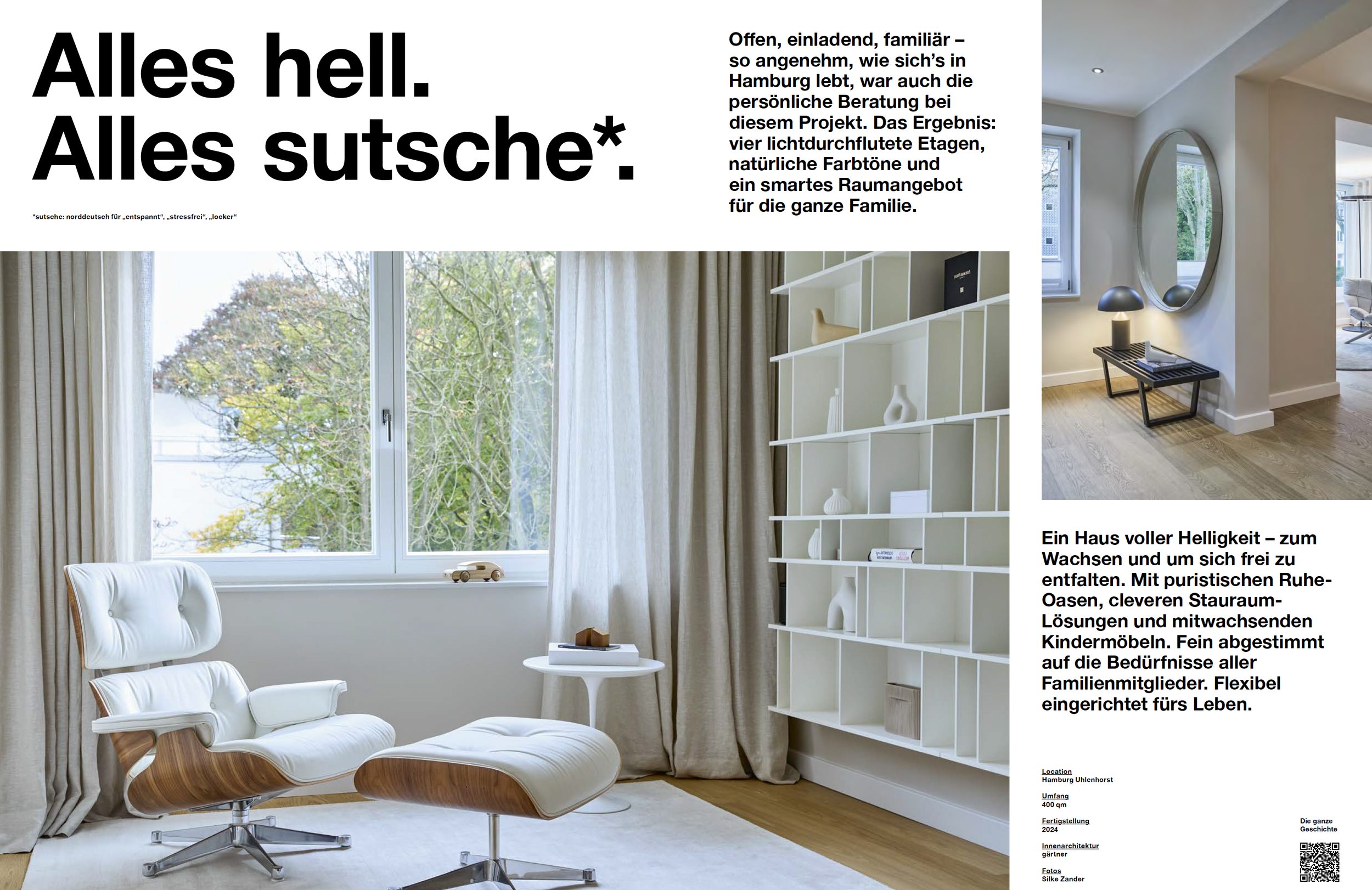 Innenraum eines hellen Wohnzimmers mit einem weißen, modernen Sessel und einem ottoman, große Fenster mit Blick auf Bäume, weiße Wandregale mit Dekorationsgegenständen, ein Spiegel und eine Stehleuchte.