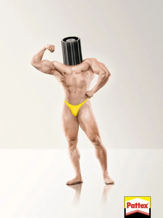 Ein muskulöser männlicher Körper mit einem schwarzen Rollladen als Kopf, trägt eine gelbe Unterhose, in Pose der Stärke.