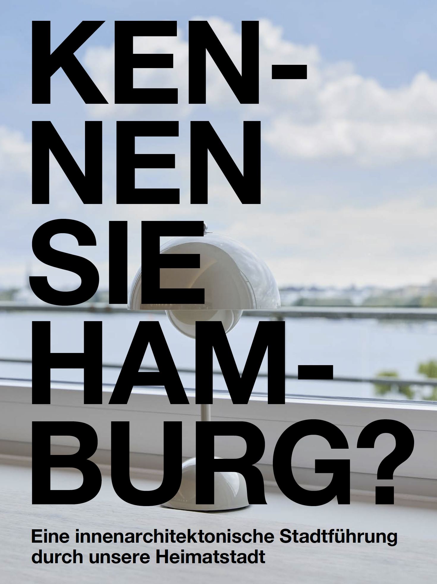 Plakat mit der Frage 'Kennst du sie Ham-burg?' im Vordergrund, im Hintergrund eine Fensterbank mit einer weißen Lampe und Blick auf einen blauen Himmel mit Wolken, begleitender Text: 'Eine innenarchitekturische Stadtführung durch unsere Heimatstadt'.