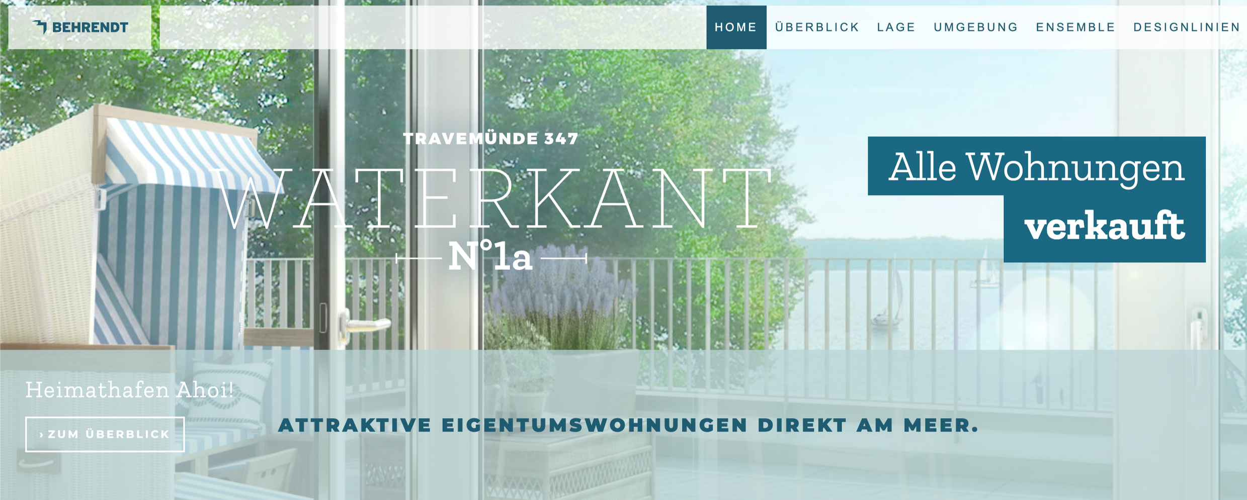 Blick auf einen Balkon mit Meerblick, grüne Bäume im Hintergrund, Strandkorb mit blauer und weißer Markise, Fenster mit Sonnenschutz. Text zeigt Information über Wohnungen am Meer, Behrendt Immobilien Projekt Waterkant.