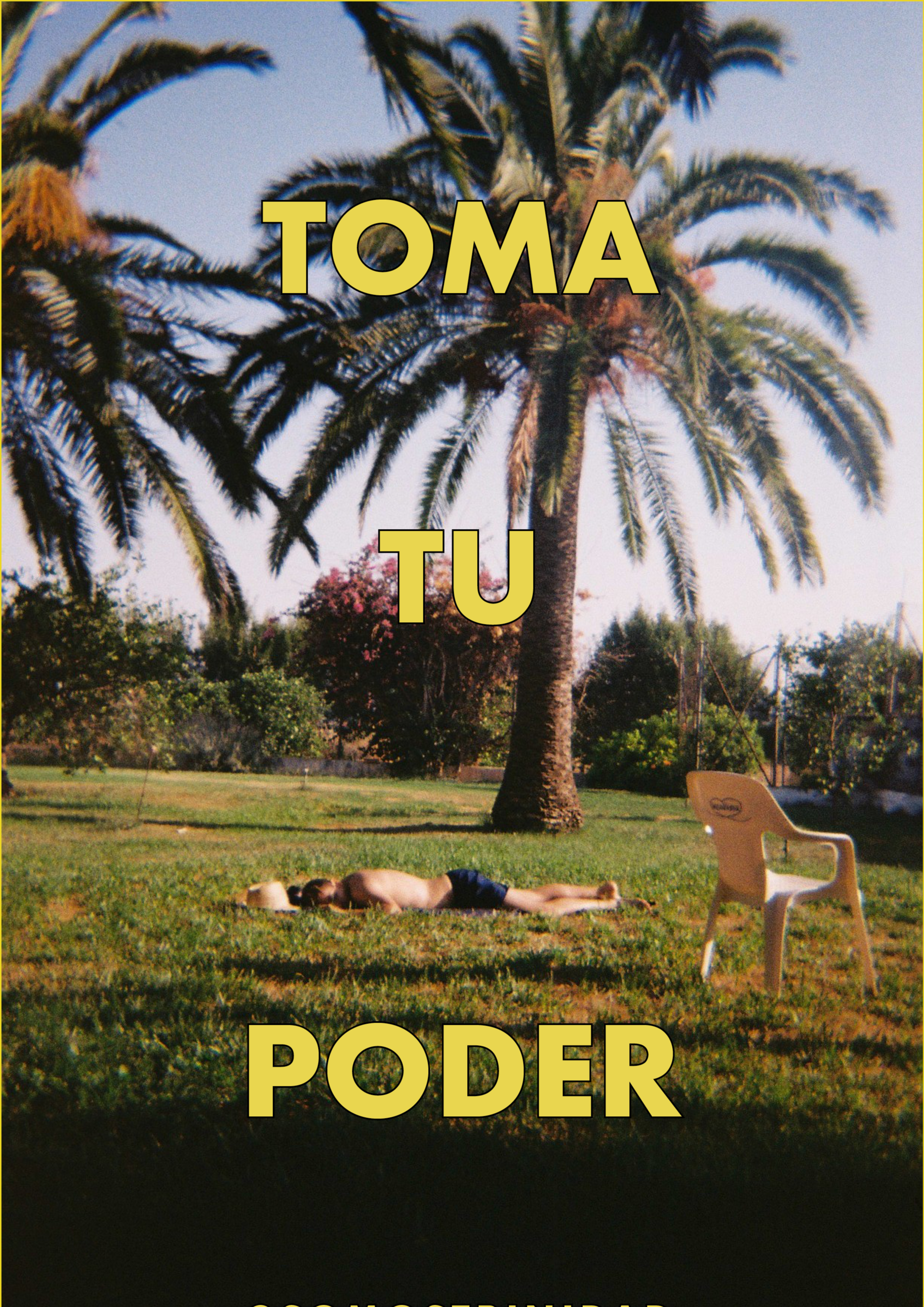 Una persona descansando en el césped bajo una palmera, con un sillín de plástico vacío a un lado y un sombrero en el suelo, en un entorno al aire libre con arbustos y árboles.