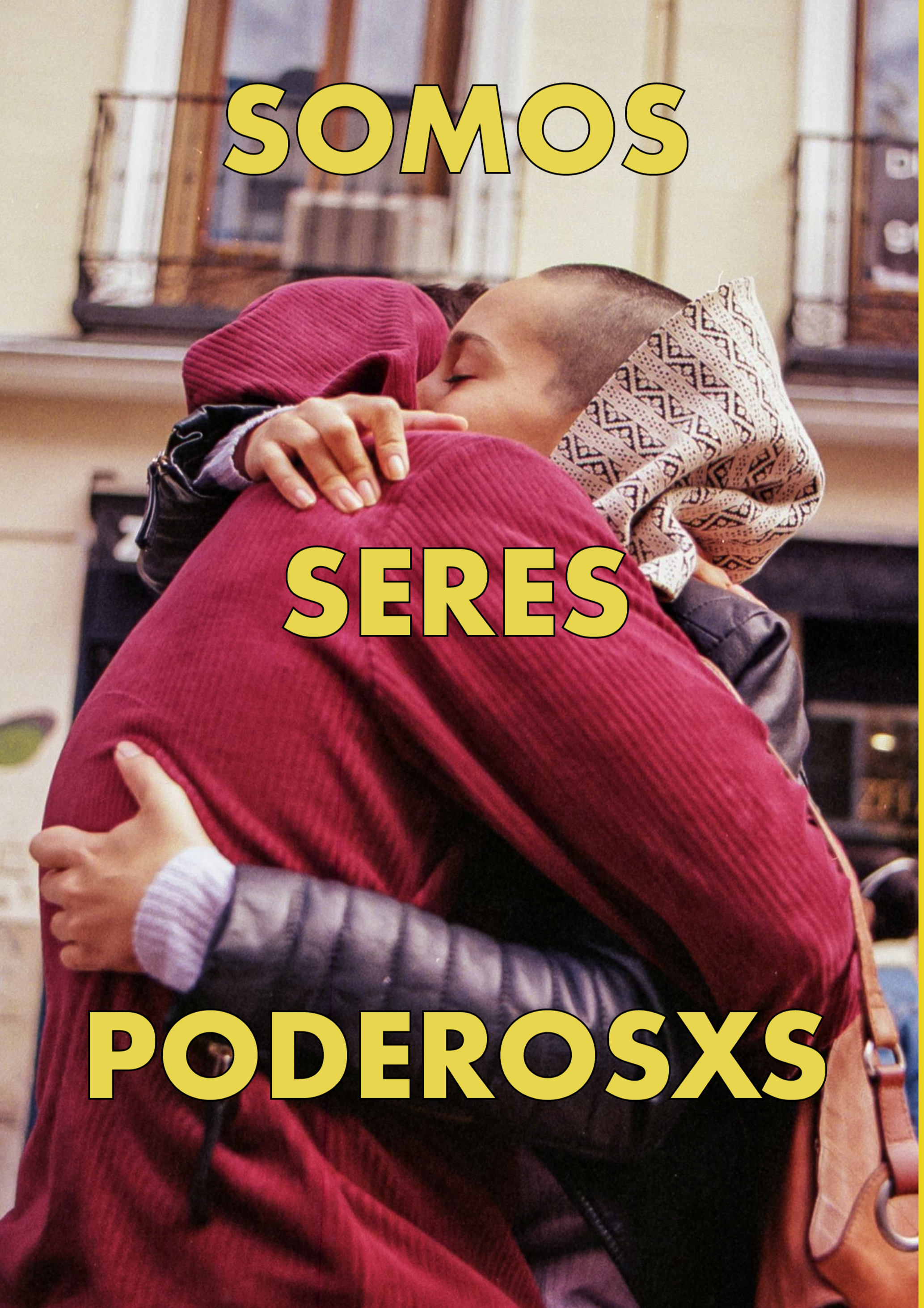 Two people hugging each other. Dos personas abrazándose. Somos seres poderosos. We are powerful beings.
