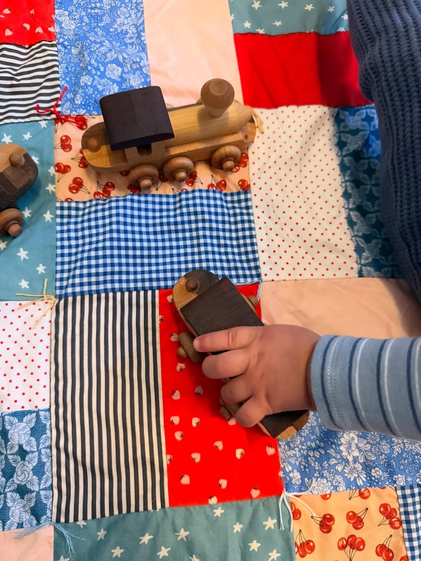 We were feeling 🆒 😎 this morning playing on our last quilt of the summer! 

Finished on Labor Day yesterday, we were holding onto those last summer BBQ vibes with picnic prints and summer fruit fabric. 

#QuiltLove #ModernQuilting #QuiltersOfInstag
