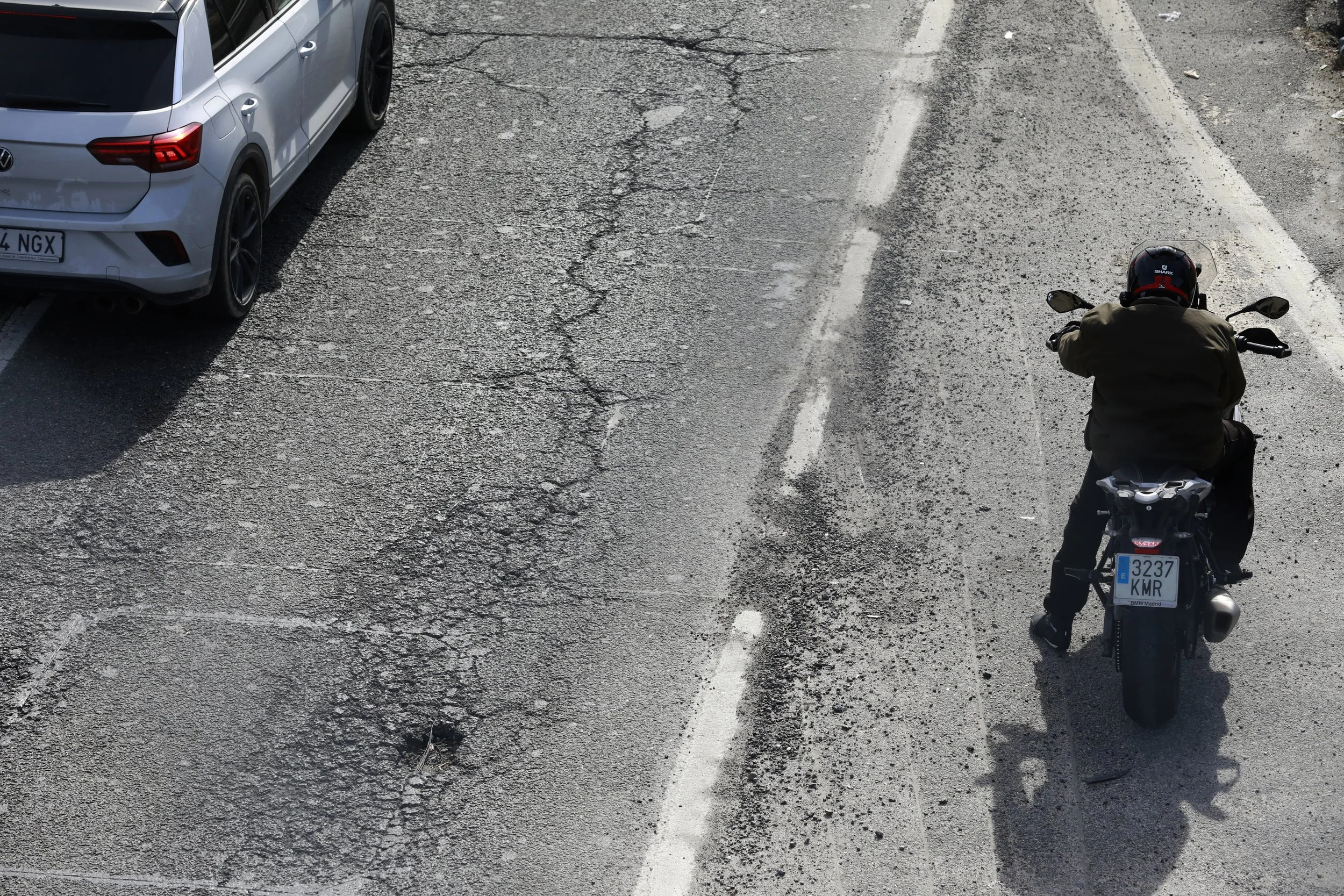 El estado del asfalto en España y lo que significa para los motoristas