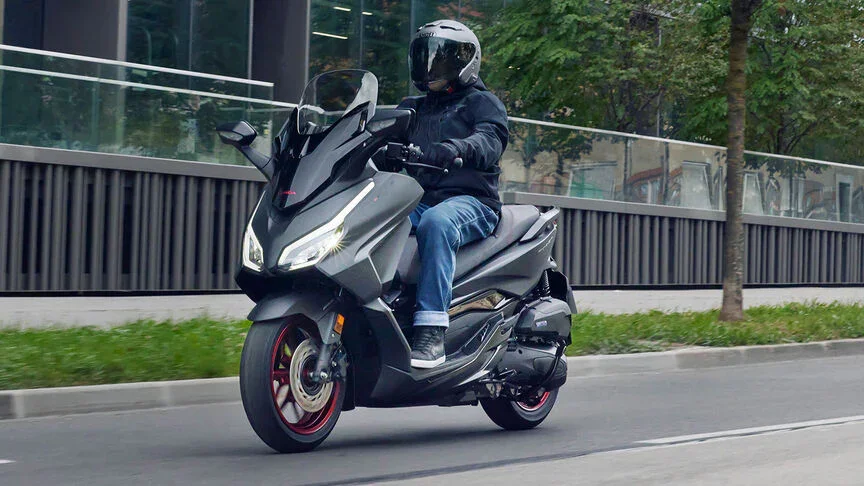 Honda Forza vs Yamaha XMAX: comparativa completa