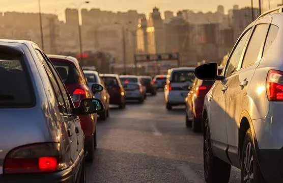 Circular por el arcén en atascos: la nueva norma que piden los motoristas