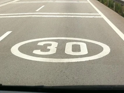 Europa quiere bajar los límites de velocidad y meter más controles: esto es lo que puede cambiar para los motoristas
