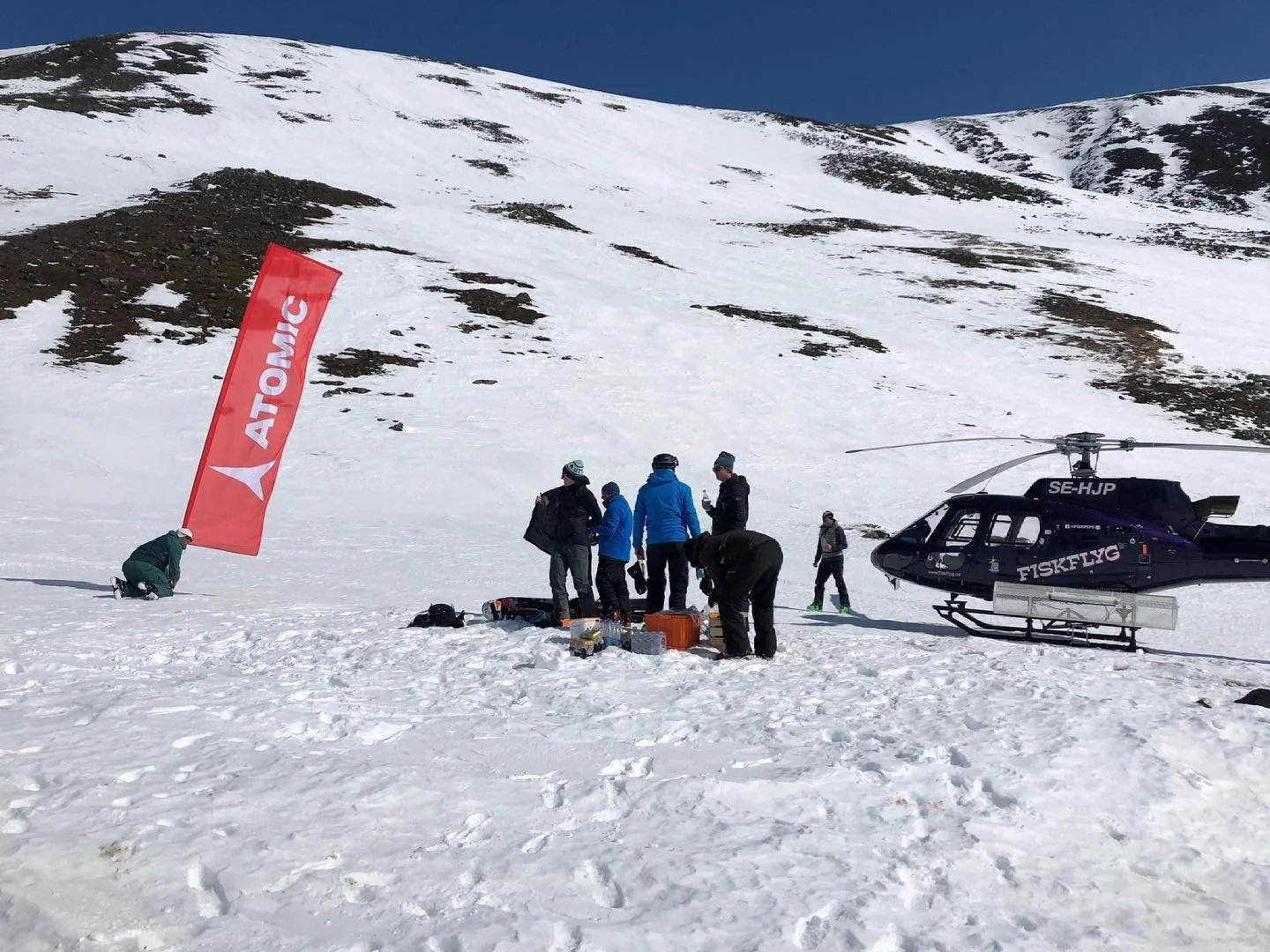 Our partner @atomicski⭐️ They give our guests the chance to try all their best backcountry skis out on the mountain⛷  #heliskikvikkjokk #heliski #swedishlapland #destinationjokkmokk #offpistski #arrenjarka #foodie #arcticlife #visitsweden #skier #mou