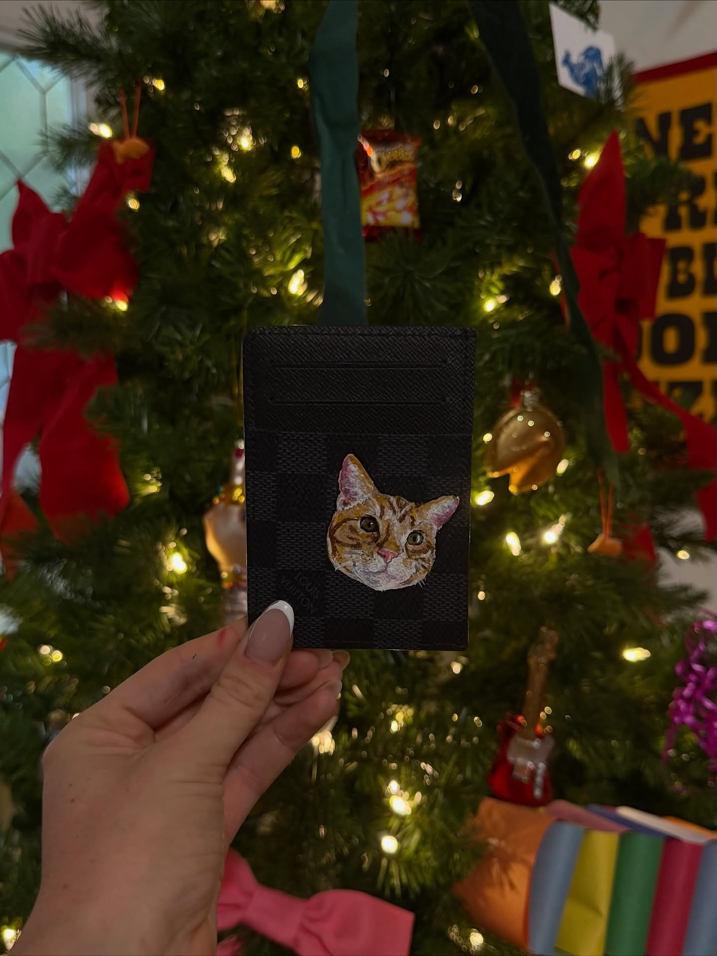 hand-painted Louis Vuitton cardholder 
leather paint on leather 

#catart #customart #petportrait #leatherwallet #customlouisvuitton #picassoofthesouth #christmas #austintexasartist