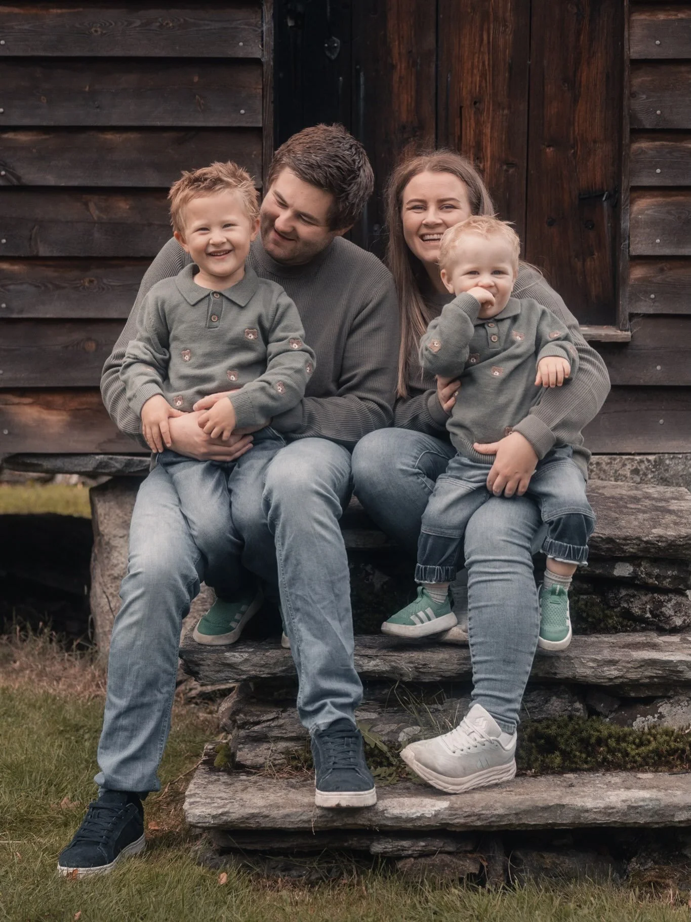 Yvonne, vinner av Give Away, &oslash;nsket familiefotografering p&aring; Sunnhordlandstunet - og det er jeg veldig glad for! For du verden for en flott og herlig familie 🥰 Guttene var full av lek og glede. De to gjorde dette til en av de morsomste f