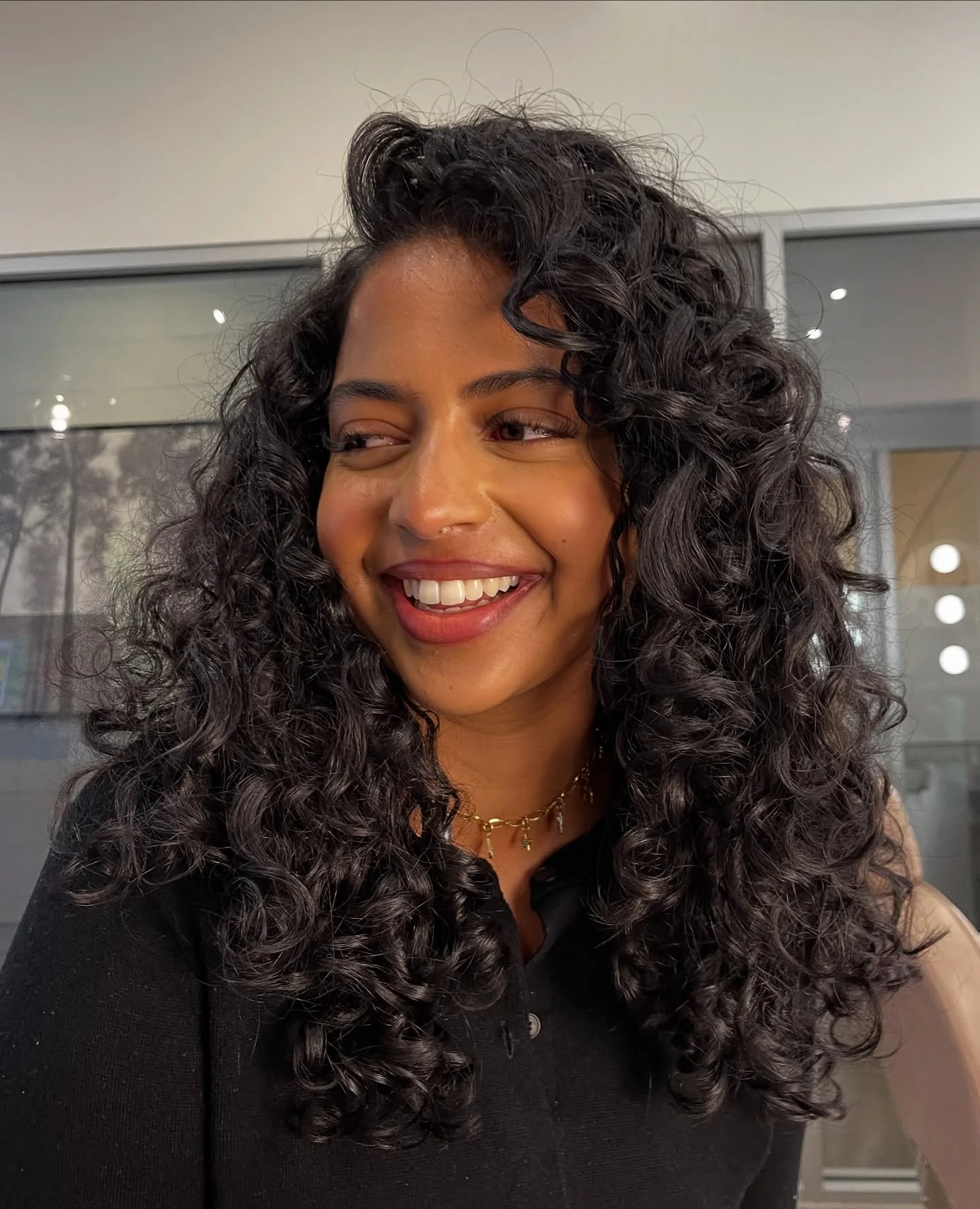 Smiles + curls = that&rsquo;s the Glow experience 😍 @tahirarayani worked her magic 🪄

#torontohairsalon #torontohair #curlyhair #torontohairstylist #torontohairdresser