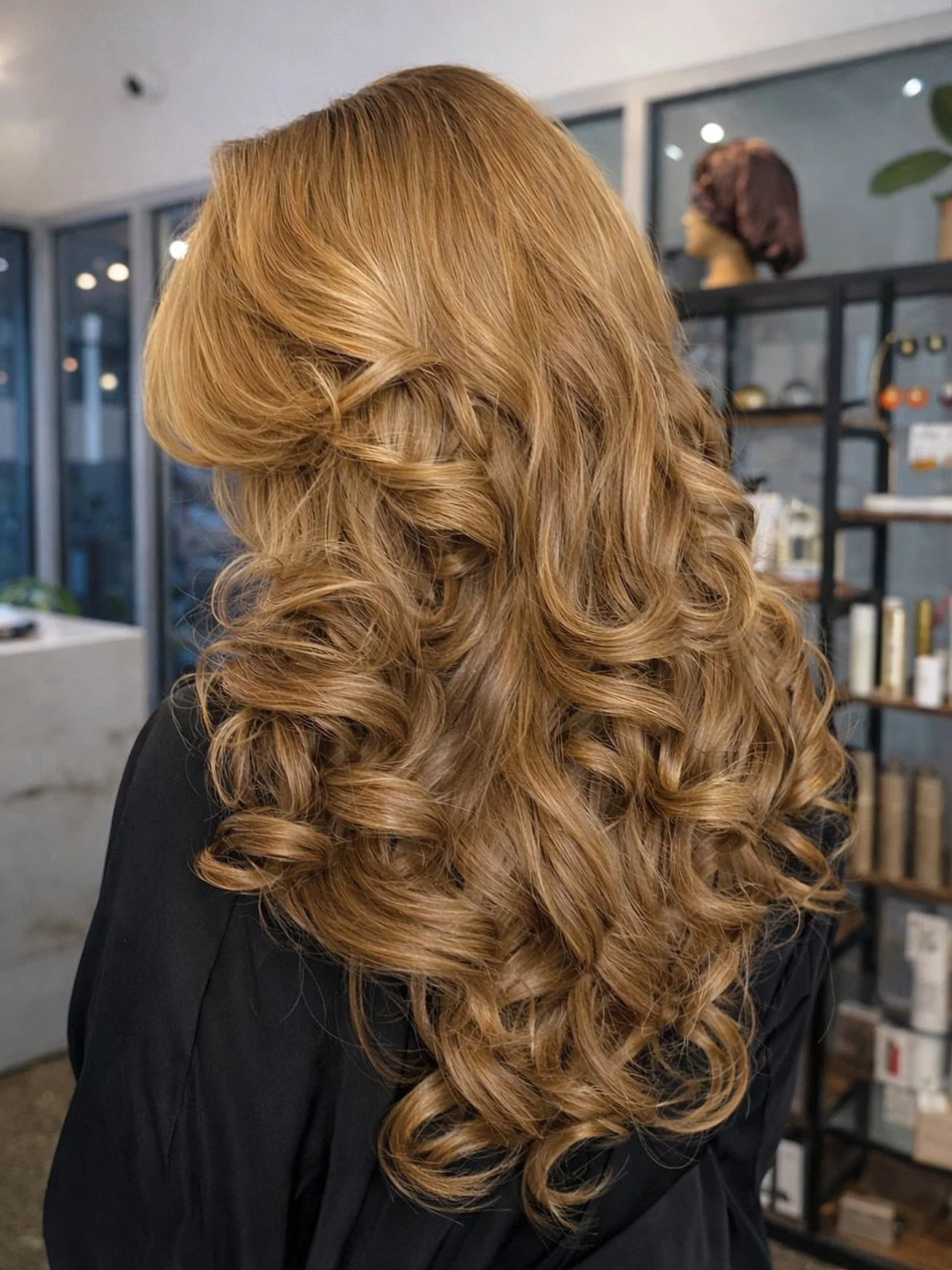 Still looking for that perfect bouncy blowdry salon? ✨

Come try our signature blowdry by @tahirarayani with soft, defined curls through the ends. Polished, smooth, and full of movement 😍