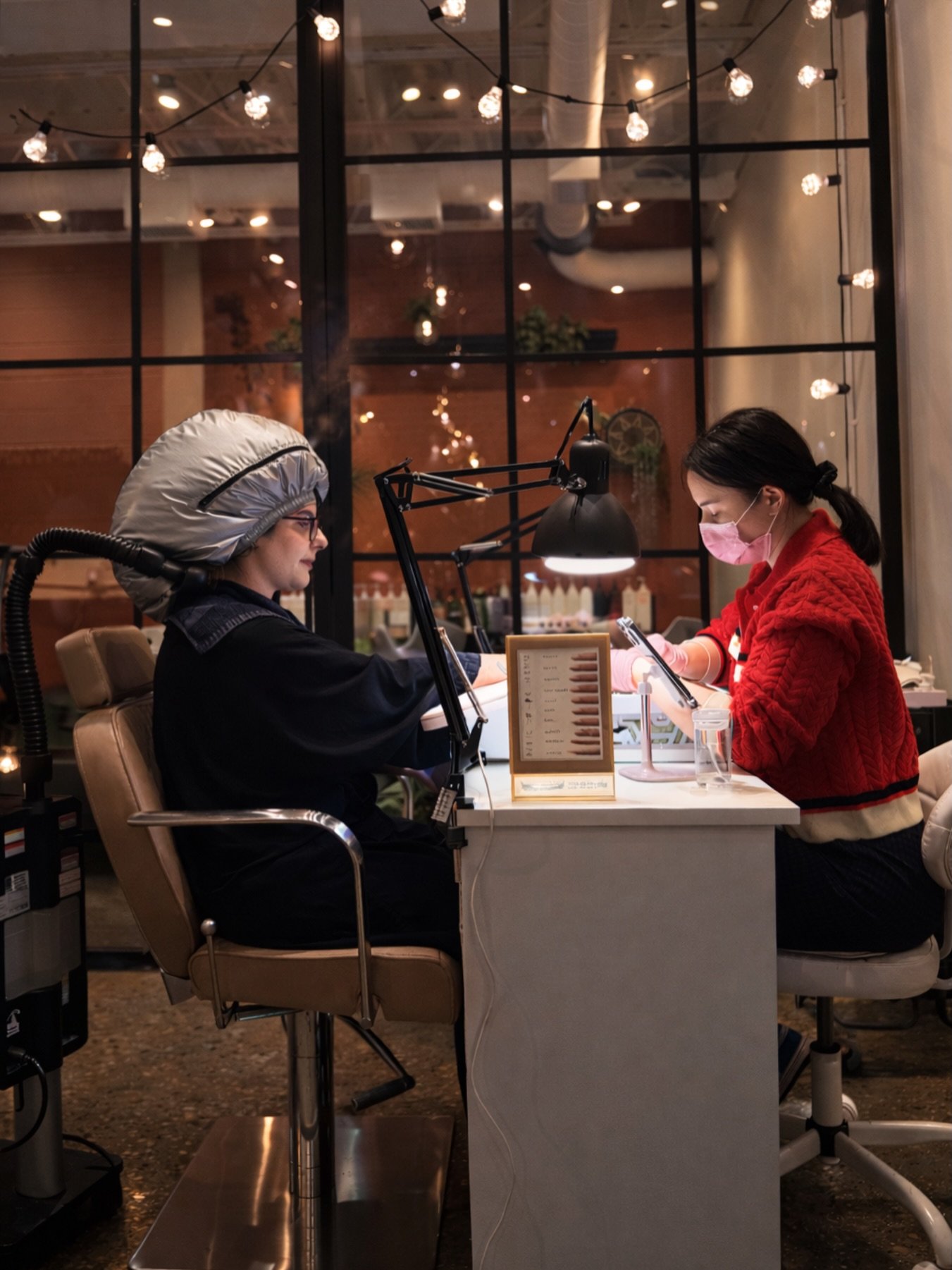 Limited on time? Get your hair and nails done at the same time! Only at @glowmakeuphair 😉

Contact us to book this service ✨ link in bio 💞