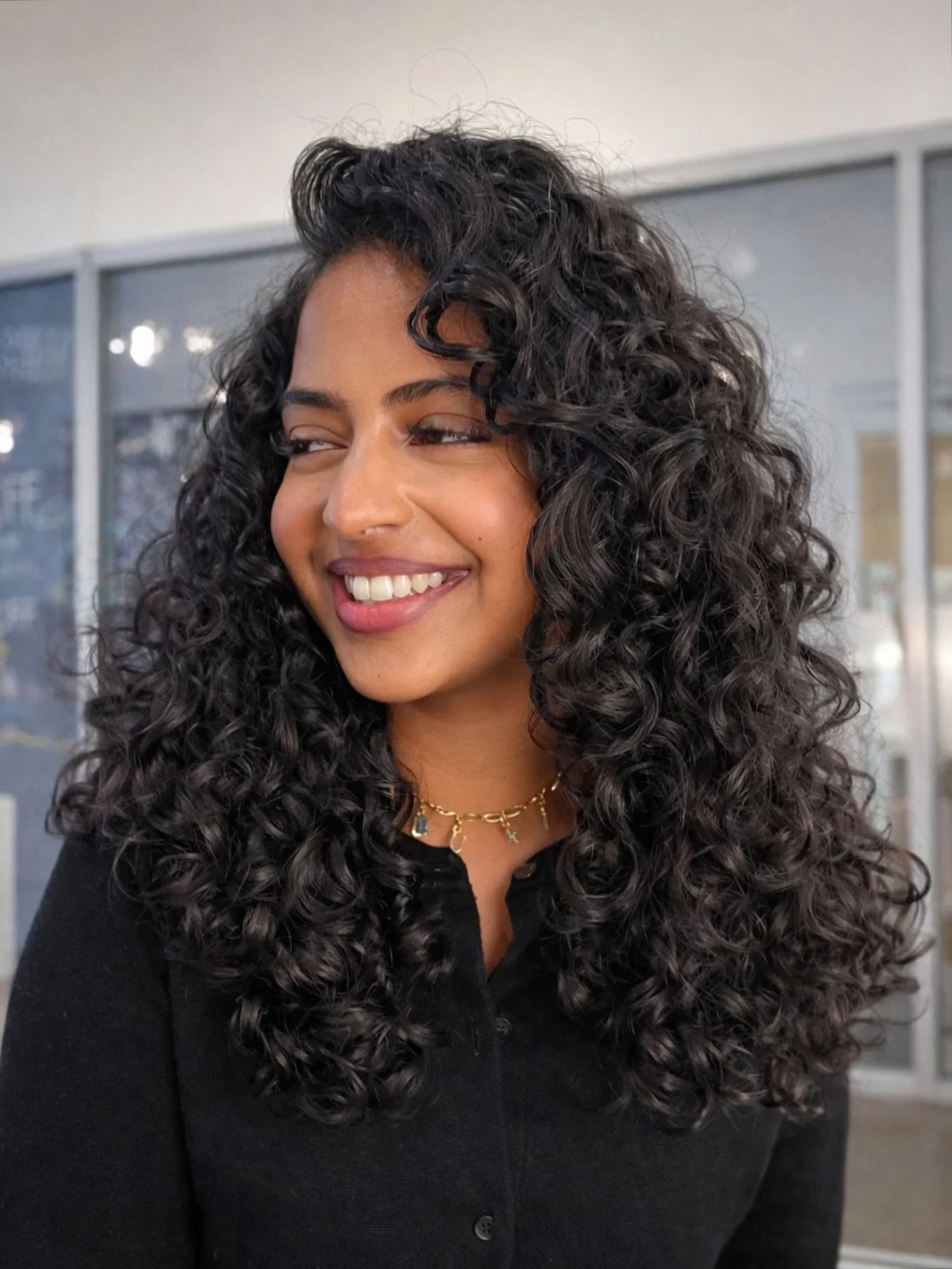 That smile says it all. A cut designed for her natural texture, styled to enhance - not tame. 

Cut and style by @tahirarayani 💞

Curt hair specialist Toronto, textured hair cut, blowdry Toronto, hair salon, natural curls, Downtown Toronto beauty sp