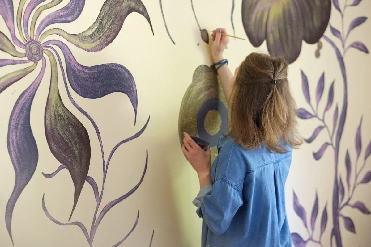 Copyright: Tessa Camilla Photography; Julia Khramtsova bei der Wandgestaltung in der Zwischennutzung Karli17 