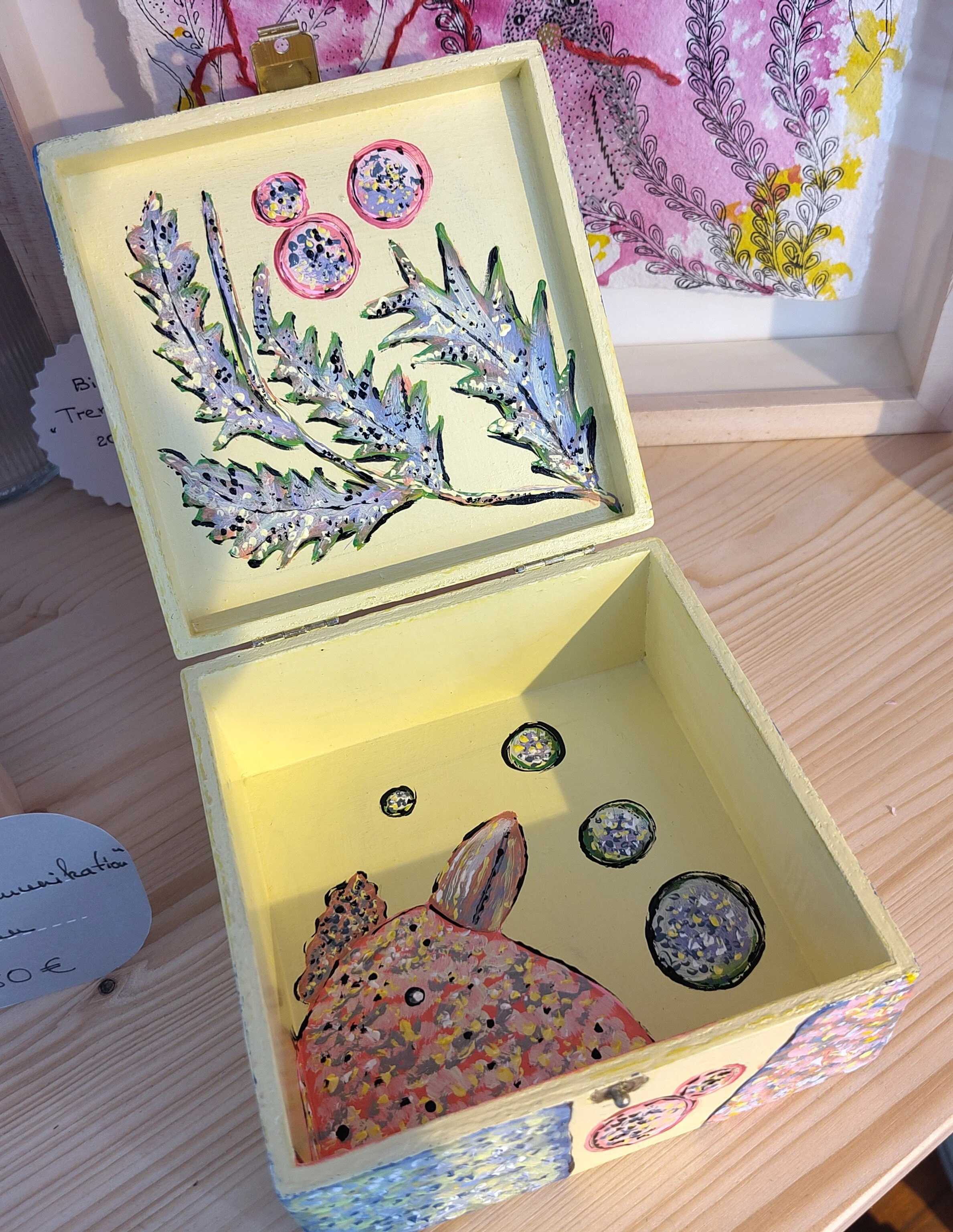 Schatulle mit bunten Vögeln aus Holz, bemalt und lackiert, im geöffneten Zustand