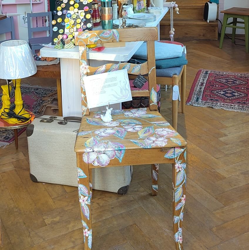 Upcycling und Gestaltung eines Stuhls; 
Preis inkl. MwSt. 150 €