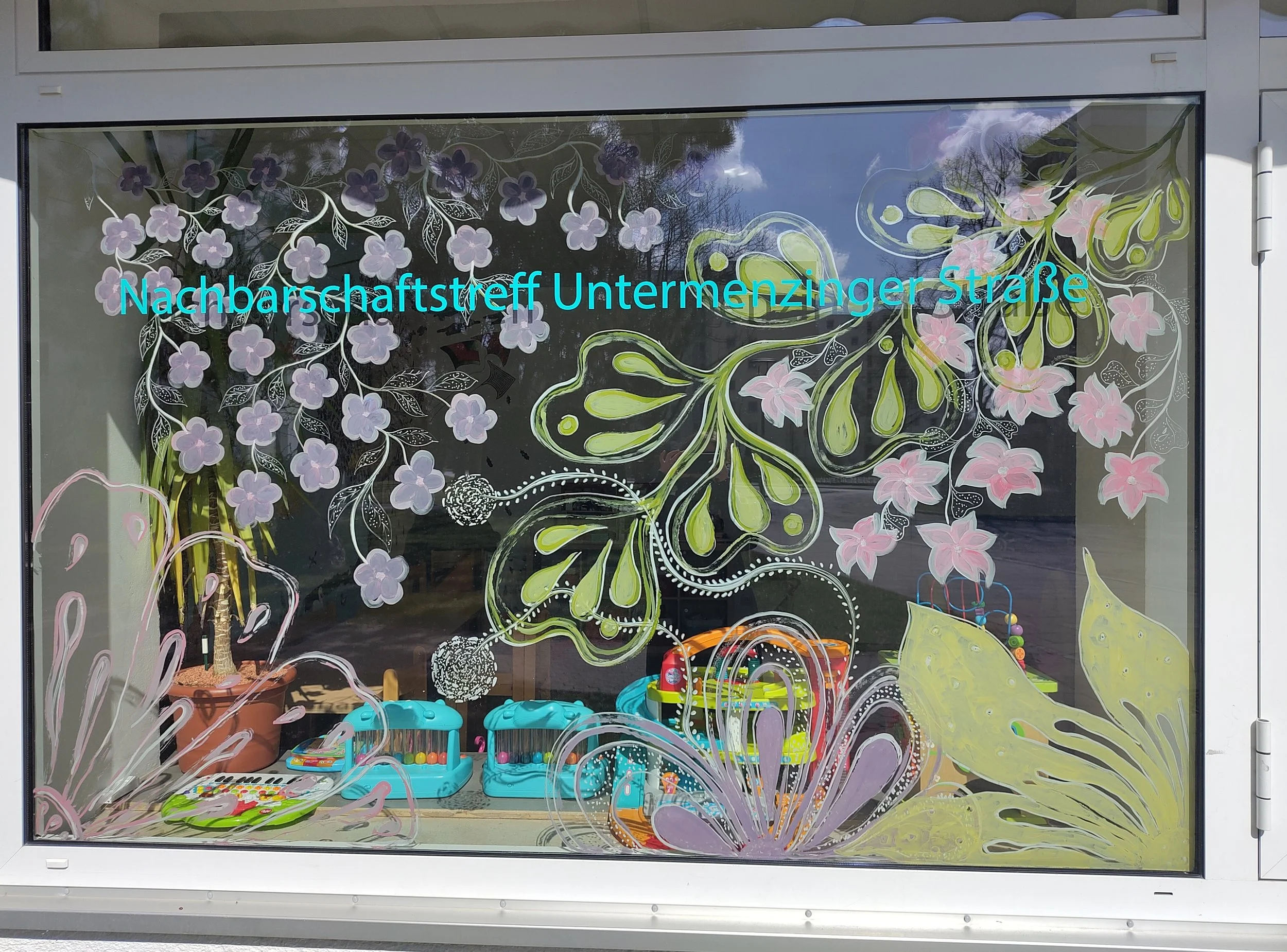 Frühling und Sommer Fenstergestaltung im Nachbarschaftstreff Untermenzinger Str. (Moosach)