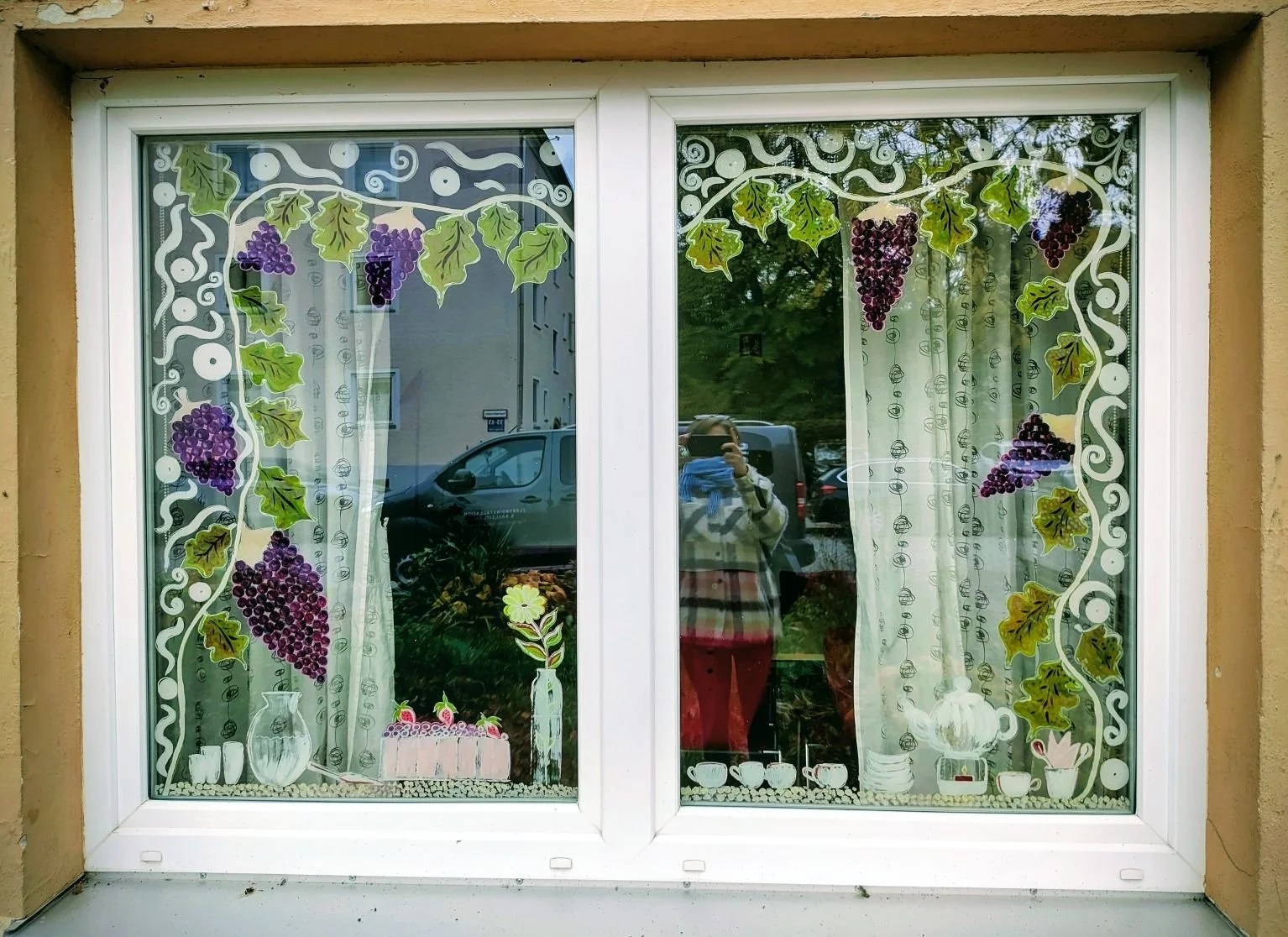 Fenstergestaltung_Weintrauben und Teestube.jpg
