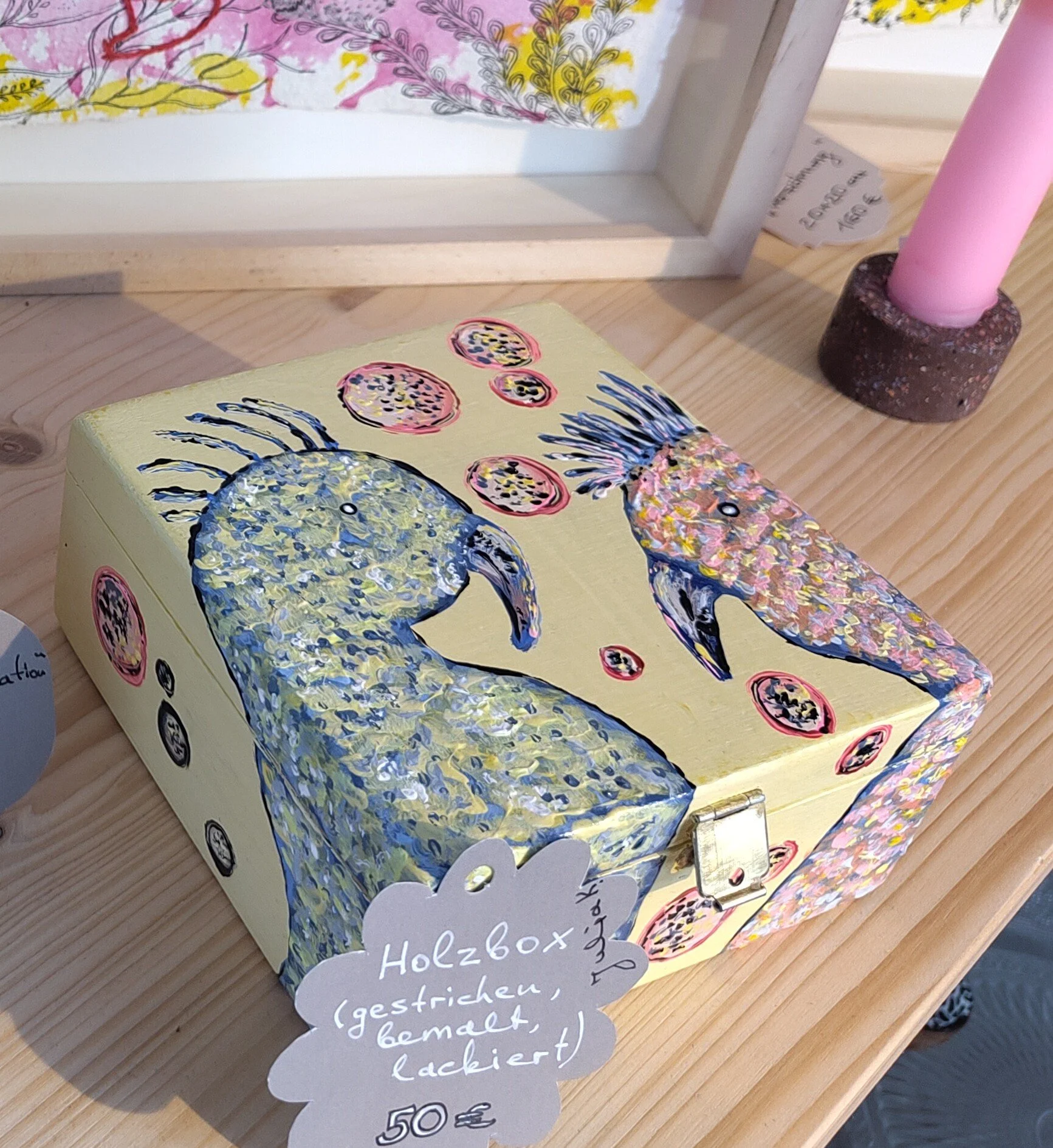 Schatulle mit bunten Vögeln aus Holz, bemalt und lackiert, im ungeöffneten Zustand