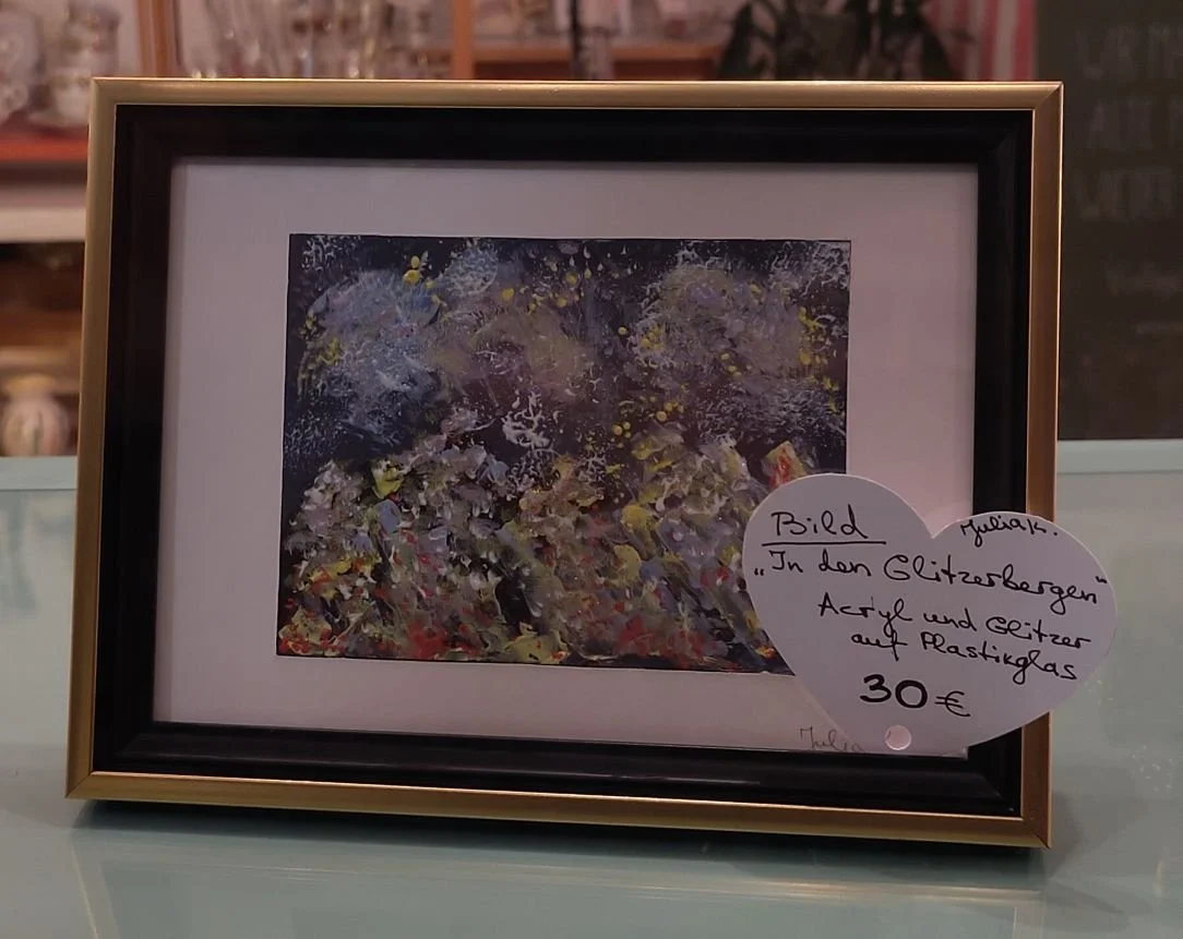 In den Glitzerbergen; Acryl und Glitzer auf Plastikglas; 9 x 12 cm; Preis inkl. MwSt.  und Bilderrahmen - 30€